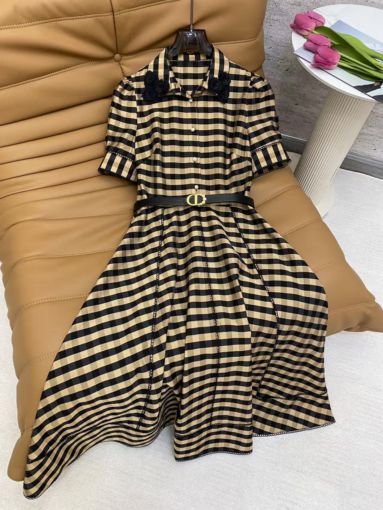 NO:818949,D2026 Sp boutique dress - selected fine striped cotton fabric, soft and skin-friendly, breathable and comfortable, with a crisp texture. The classic black and gold plaid pattern is retro and atmospheric, paired with a three-dimensional flower collar, slimming the waist, showing elegance and exquisite style, suitable for a variety of occasions. Color light coffee fabric: fine striped cotton fabric smlxl, Dior-clothing, dior, skirts,19860909D2026 Sp 精品连衣裙——甄选精品条纹棉面料,触感柔软亲肤,透气舒适,兼具挺括质感.经典黑金格纹复古大气,搭配立体花朵领饰,收腰显瘦,尽显优雅精致格调,适配多种场合. 颜色浅咖面料: 精品条纹棉面料 smlxl,迪奥-服装,dior,skirts,,Women's clothing