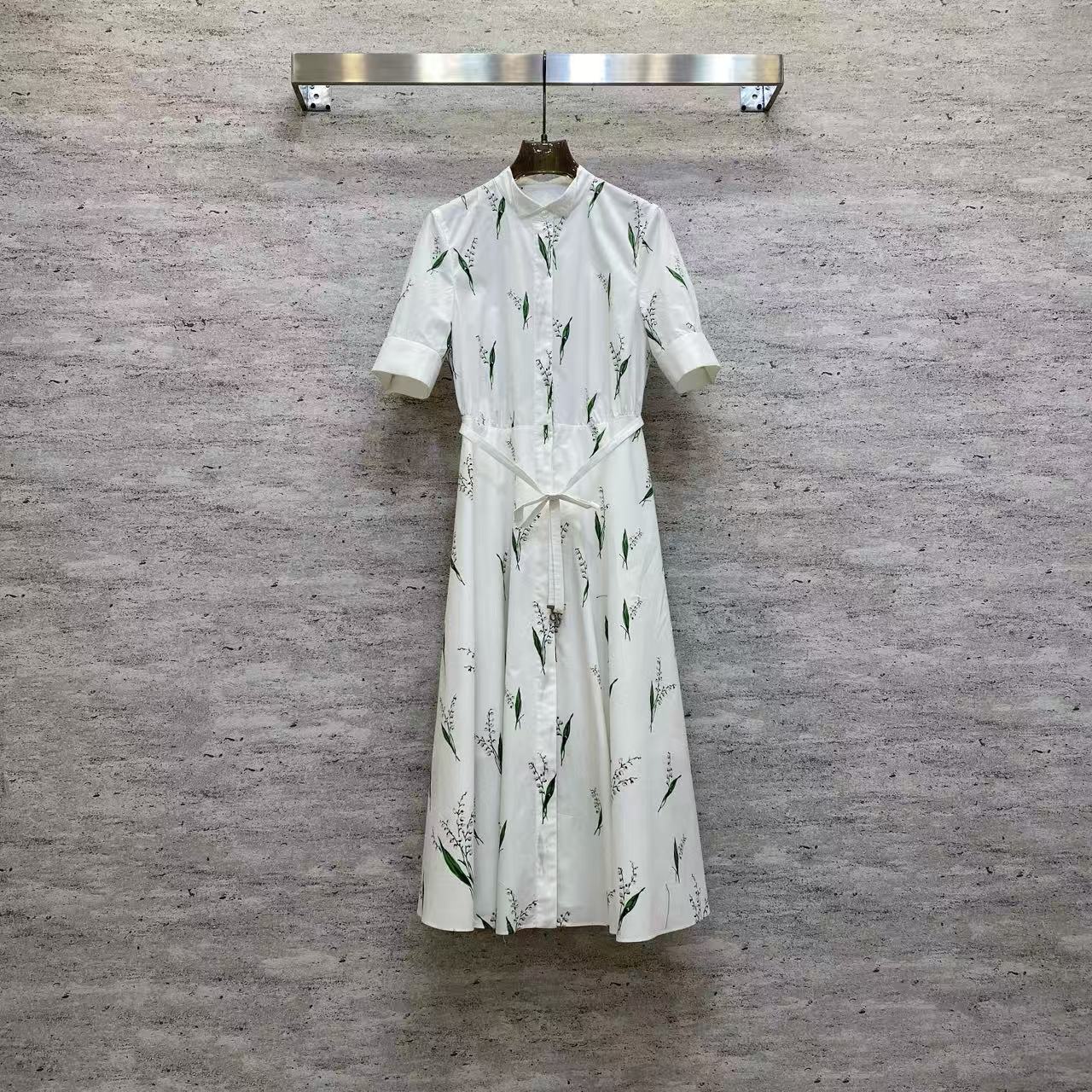 NO:774911,Di2026 Sp boutique dress - selected fine digital printed cotton fabric, breathable and skin-friendly, draped and stylish. Fresh lily of the valley print embellishes the skirt, stand-up collar shirt sleeves + tie waist, simple and elegant, showing gentle and intellectual temperament, suitable for commuting and dating. Color white fabric: fine digital printed cotton fabric smlxl, Dior-clothing, dior, skirts, shirts,19860909Di2026 Sp 精品连衣裙——甄选精品数码印花棉面料,透气亲肤,垂坠有型.清新铃兰印花点缀裙身,立领衬衫袖+系带收腰,简约雅致,尽显温柔知性气质,通勤约会皆适配. 颜色白面料: 精品数码印花棉面料 smlxl,迪奥-服装,dior,skirts,shirts,,Women's clothing