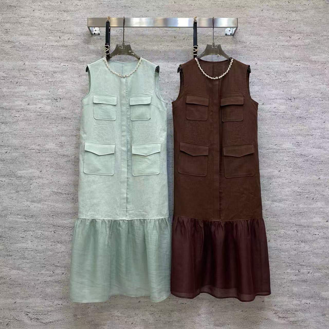 NO:774951,Va2026 Sp boutique dress - selected fine linen fabrics, breathable and skin-friendly, with natural texture. Neat sleeveless tailoring with multi-pocket design, ruffles at the hem add a smart layer, simple yet high-end, easily suitable for daily commuting and leisure occasions. Color mint green, coffee fabric: fine linen fabric smlxl, Valentino-clothing, valentino, skirts,19860909Va2026 Sp 精品连衣裙——甄选精品亚麻面料,透气亲肤,自带天然肌理感.利落无袖剪裁搭配多口袋设计,下摆荷叶边增添灵动层次,简约中透着高级感,轻松适配日常通勤与休闲场合. 颜色薄荷绿,咖色 面料: 精品亚麻面料 smlxl,华伦天奴-服装,valentino,skirts,,Women's clothing