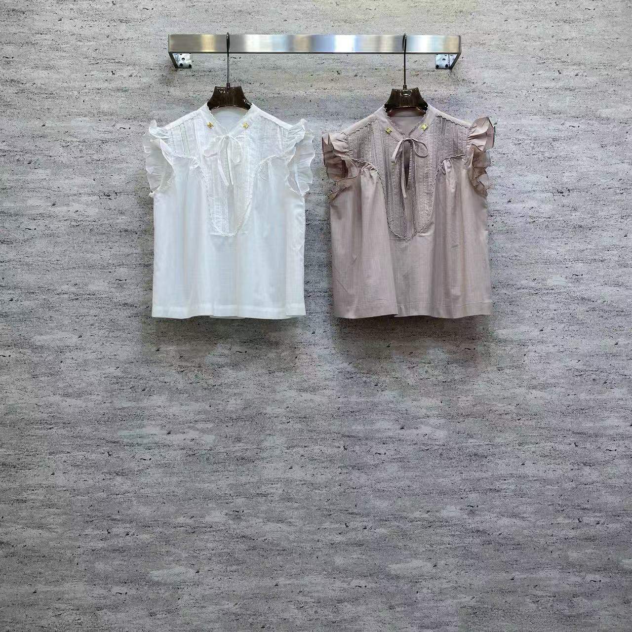 NO:774956,Ch2026 Sp boutique top - selected fine silk, linen and cotton fabrics, breathable and refreshing with a drapey feel. Exquisite ruffled sleeves and tie neck design, with delicate texture and metal buckle embellishment, gentle and flexible, easily create a French lazy atmosphere, suitable for a variety of daily scenes. Color lotus root pink, white Fabric: Fine silk, linen and cotton fabrics smlxl, Chanel-clothing, chanel,19860909Ch2026 Sp 精品上衣——甄选精品丝麻棉面料,透气清爽兼具垂坠感.精致荷叶边袖与系带领口设计,搭配细腻肌理与金属扣点缀,温柔又灵动,轻松打造法式慵懒氛围感,适配多种日常场景. 颜色藕粉,白 面料: 精品丝麻棉面料 smlxl,香奈儿-服装,chanel,,Women's clothing