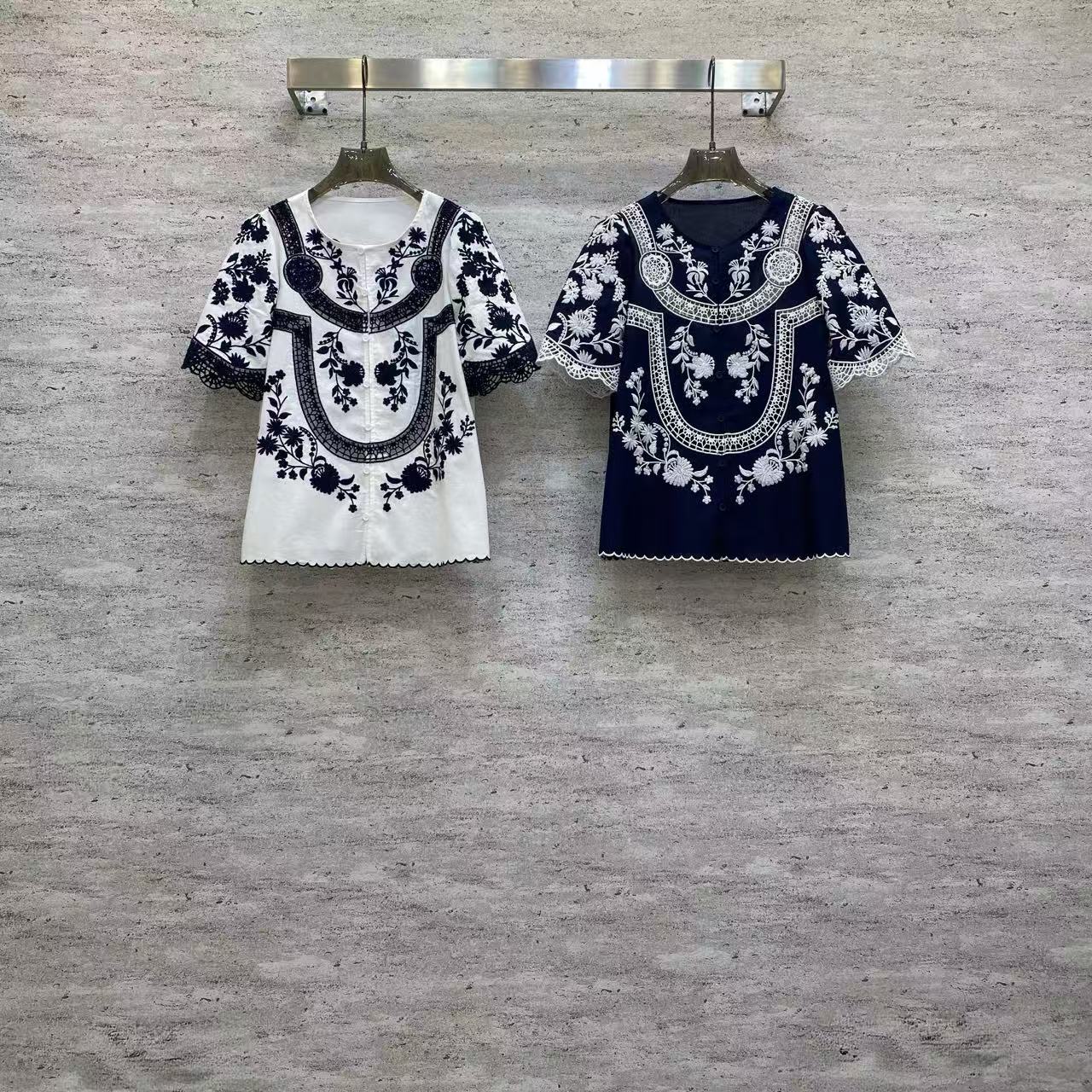 NO:774945,Di2026 Sp fine embroidered top - selected fine embroidered linen and cotton fabrics, breathable and skin-friendly, with natural texture. Heavy floral embroidery and lace outline a retro charm, contrasting color design is classic and durable, single-breasted placket is easy to wear, easily creates an ethnic style and French laziness, and is suitable for a variety of daily scenes. Color dark blue, white Fabric: fine embroidered linen fabric smlxl, Dior-clothing, dior,19860909Di2026 Sp 精品刺绣上衣——甄选精品刺绣麻棉面料,透气亲肤,自带天然肌理感.重工花卉刺绣与蕾丝花边勾勒出复古韵味,撞色设计经典耐看,单排扣开襟方便穿搭,轻松营造民族风与法式慵懒感,适配多种日常场景. 颜色深蓝,白 面料: 精品刺绣麻棉面料 smlxl,迪奥-服装,dior,,Women's clothing