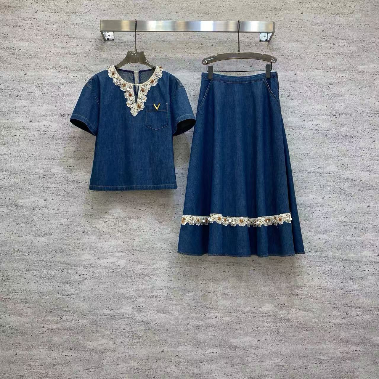 NO:774940,Va2026 Sp boutique suit - selected fine denim and cotton fabrics, crisp and stylish, breathable and comfortable. Exquisite V-neck lace and sequin embellishment, paired with a large hem skirt of the same color, retro and elegant yet casual, easily create a French retro commuting look. Color blue fabric: fine denim cotton fabric smlxl, Valentino-clothing, valentino, skirts,19860909Va2026 Sp 精品套装——甄选精品牛仔棉面料,挺括有型且透气舒适.精致V领蕾丝花边与亮片点缀,搭配同色系大摆半裙,复古优雅又不失休闲感,轻松打造法式复古通勤造型. 颜色蓝面料: 精品牛仔棉面料 smlxl,华伦天奴-服装,valentino,skirts,,Women's clothing