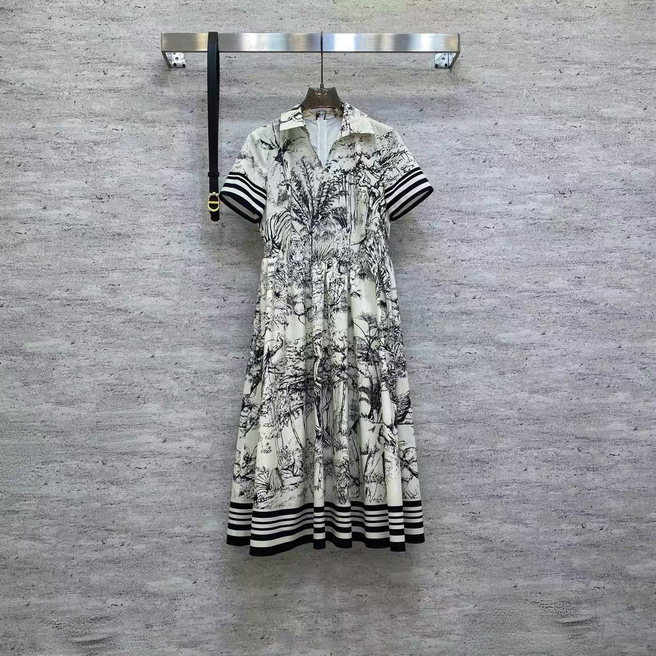 NO:774935,Di2026 Sp boutique dress - selected fine digital printed cotton fabric, soft to the touch, skin-friendly, breathable and comfortable. Retro jungle animal print with striped cuffs, V-neck waist design with CD buckle belt, elegant and elegant, full of high-end and artistic atmosphere, suitable for various occasions. Color and pattern fabrics: fine digital printed cotton fabric smlxl, Dior-clothing, dior, skirts,19860909Di2026 Sp 精品连衣裙——甄选精品数码印花棉面料,触感柔软亲肤,透气舒适.复古丛林动物印花搭配条纹袖口,V领收腰设计搭配CD扣腰带,优雅大气,尽显高级感与艺术氛围,适配多种场合. 颜色花色面料: 精品数码印花棉面料 smlxl,迪奥-服装,dior,skirts,,Women's clothing