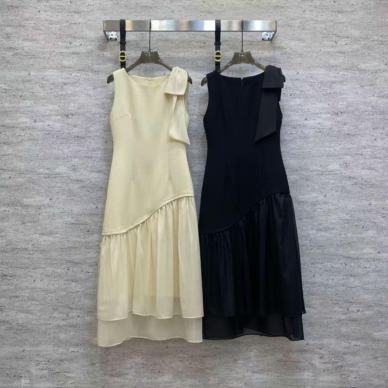 NO:774929,Di2026 Sp boutique dress - selected boutique fashion fabrics, crisp and smooth, with high-end texture. The single-sided bow decoration adds a sense of sophistication, and the asymmetric bias-cut and elegant flowing gauze skirt is gentle and smart. It can easily create an elegant commuting or date look, showing the feminine temperament. Color beige, black fabric: boutique fashion fabrics smlxl, Dior-clothing, dior, skirts,19860909Di2026 Sp 精品连衣裙——甄选精品时装面料,挺括垂顺,质感高级.单边蝴蝶结装饰增添精致感,不对称斜裁拼接飘逸纱裙,温柔又灵动,轻松打造优雅通勤或约会造型,尽显女性柔美气质. 颜色米色,黑色面料: 精品时装面料 smlxl,迪奥-服装,dior,skirts,,Women's clothing