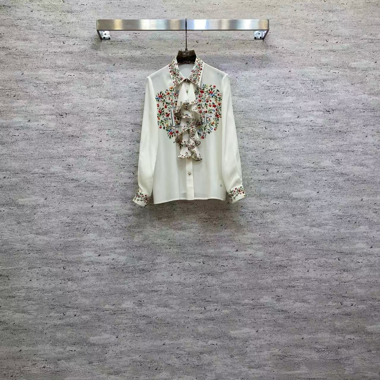 NO:774923,Di2026 Sp fine silk shirt - selected heavy silk fabric, with smooth drape and soft light, breathable and skin-friendly texture. The off-white base is embellished with retro floral embroidery, and the ruffles echo the exquisite embroidery. It shows French elegance and is suitable for commuting and dating. Color white fabric: heavy silk (silk) fabric smlxl, Dior-clothing, dior, shirts, real silk,19860909Di2026 Sp 精品真丝衬衫——甄选重磅真丝面料,柔滑垂坠自带柔光,透气亲肤质感扎实.米白基底缀复古花卉刺绣,荷叶边与精致绣花呼应,法式优雅尽显,通勤约会皆适配. 颜色白面料: 重磅真丝(silk)面料 smlxl,迪奥-服装,dior,shirts,real silk,,Women's clothing