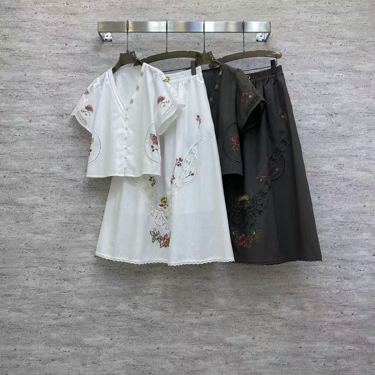 NO:774917,Va2026 Sp fine embroidery suit - selected fine linen fabrics, breathable and skin-friendly, dry and comfortable, with natural texture. V-neck small flying sleeves are designed with floral embroidery and hollow lace, the same color skirt is elegant and smart, and the fresh pastoral style is suitable for daily life and vacation. Color white, smoke gray fabric: fine linen fabric smlxl, Valentino-clothing, valentino, skirts,19860909Va2026 Sp 精品刺绣套装——甄选精品亚麻面料,透气亲肤、干爽舒适,自带天然肌理感.V领小飞袖设计搭配花卉刺绣与镂空花边,同色系半裙优雅灵动,清新田园风适配日常与度假. 颜色白,烟灰面料: 精品亚麻面料 smlxl,华伦天奴-服装,valentino,skirts,,Women's clothing