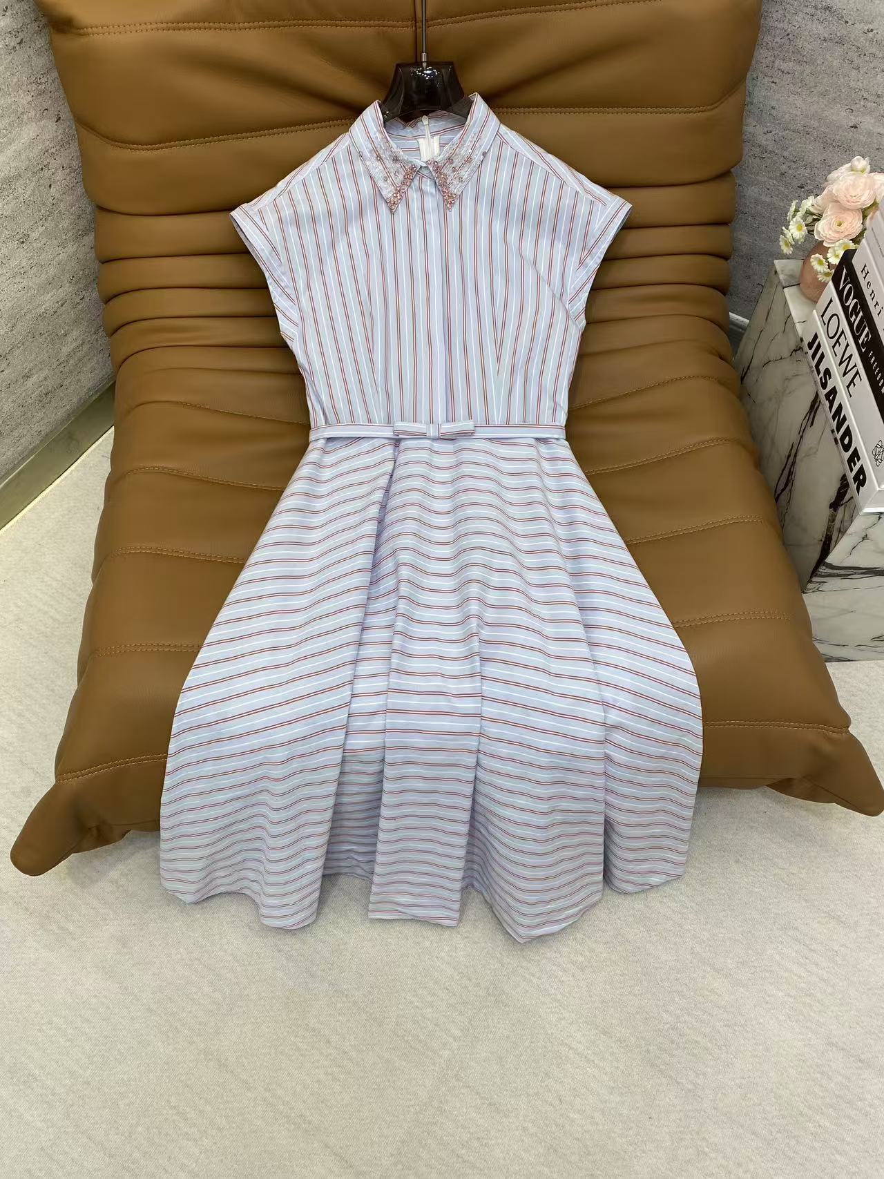 NO:819025,Va2026 Sp boutique dress - striped premium cotton shirt dress, selected high-count combed cotton fabric, breathable and skin-friendly. Exquisite beaded lapels + waist-cinching large hem design, slimming and taller, two-wear for commuting and dating, easy to achieve French elegance. Color blue Fabric: Striped premium cotton fabric smlxl, Valentino-clothing, valentino, skirts, shirts,19860909Va2026 Sp 精品连衣裙——条纹精品棉衬衫连衣裙,甄选高支精梳棉面料,透气亲肤垂感佳.精致钉珠翻领+收腰大摆设计,显瘦显高,通勤约会两穿,轻松拿捏法式优雅气质. 颜色蓝 面料: 条纹精品棉面料 smlxl,华伦天奴-服装,valentino,skirts,shirts,,Women's clothing