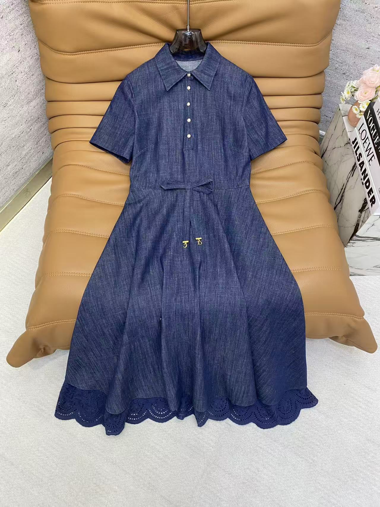 NO:819085,Di2026 Sp boutique dress - selected denim and cotton dress, the fabric is soft, breathable and crisp, with a retro dark blue tone and texture. The shirt collar is equipped with a waist tie and the hem is embellished with lace, suitable for commuting and leisure, looking slim and durable. Color denim blue Fabric: Di, premium denim cotton fabric smlxl, Dior-clothing, dior, skirts, shirts,19860909Di2026 Sp 精品连衣裙——精选牛仔棉连衣裙,面料柔软透气又挺括,复古深蓝调自带质感.衬衫领配收腰系带,下摆蕾丝点缀,通勤休闲都适配,显瘦又耐看. 颜色牛仔蓝 面料: Di,精品牛仔棉面料 smlxl,迪奥-服装,dior,skirts,shirts,,Women's clothing