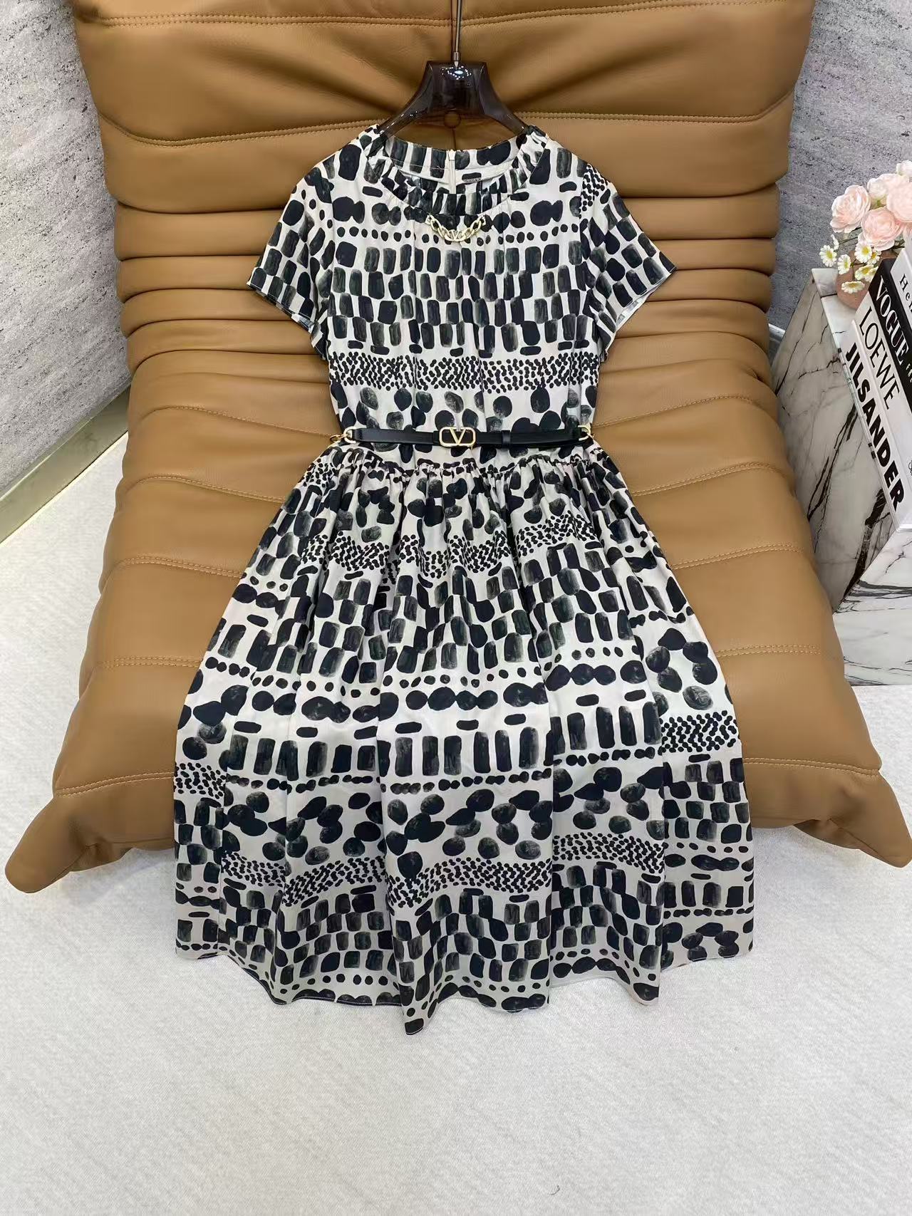 NO:819024,Va2026 Sp Boutique Dress - Boutique digitally printed cotton dress, selected from soft and breathable cotton fabrics, with high-end and unique ink-style printing, round neck short sleeves + waisted A-line version, with metal chain decoration, simple and elegant, suitable for commuting and dating. Color and color fabrics: Boutique digitally printed cotton fabric smlxl, Valentino-clothing, valentino, skirts, T-shirt,19860909Va2026 Sp 精品连衣裙——精品数码印花棉连衣裙,甄选柔软透气棉面料,水墨风印花高级独特,圆领短袖+收腰A字版型,搭配金属链条装饰,简约大气,通勤约会都适配. 颜色花色面料: 精品数码印花棉面料smlxl,华伦天奴-服装,valentino,skirts,T-shirt,,Women's clothing