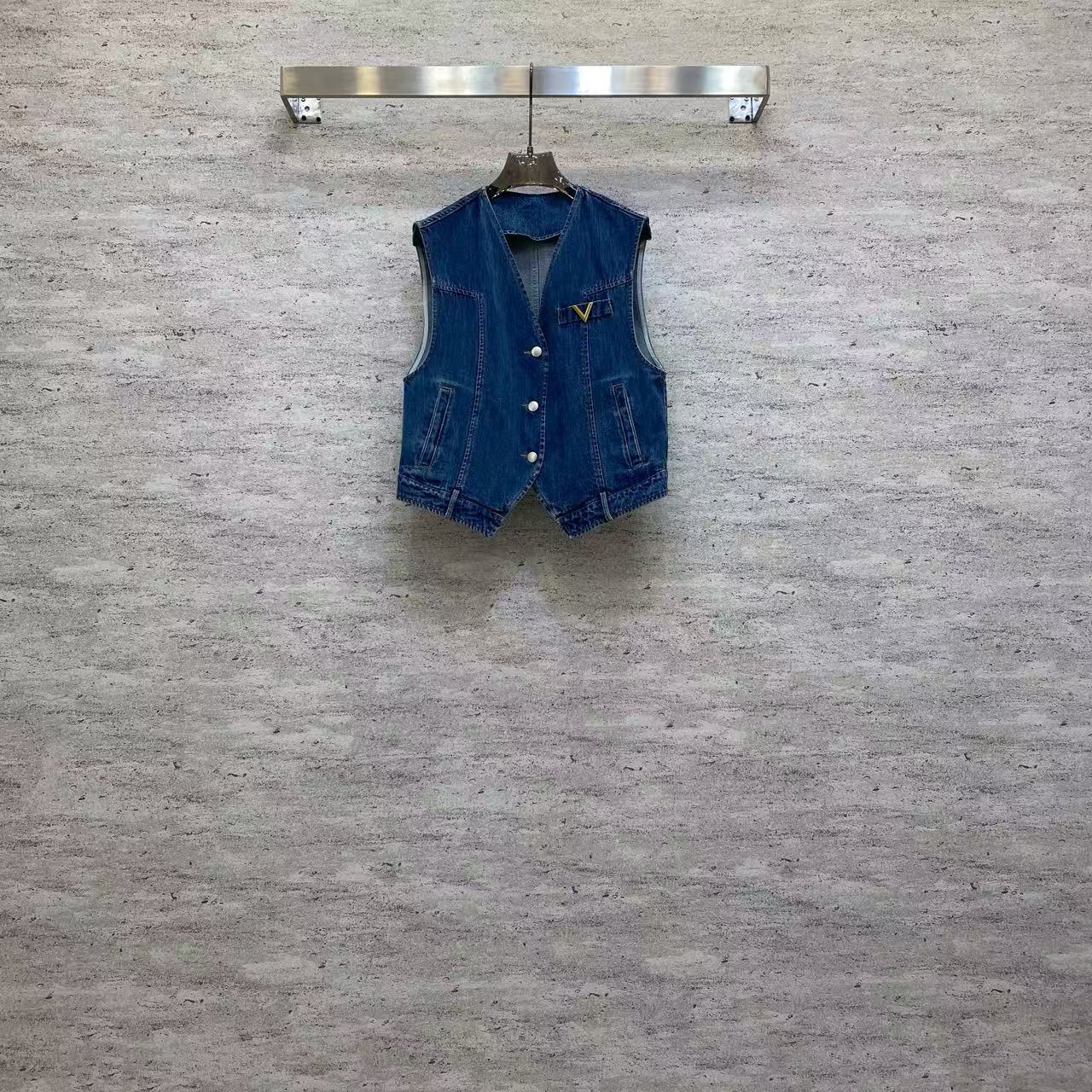 NO:819007,Va2026 Sp boutique vest - classic denim and cotton vest, retro dark indigo tone, crisp and stylish. Selected denim cotton fabric, breathable and wear-resistant, with metal V logo and white breast buttons, simple and versatile, easy to create a layered look, can be worn in all seasons. Color denim blue fabric: denim cotton fabric smlxl, Valentino-clothing, valentino,19860909Va2026 Sp 精品马甲——经典牛仔棉马甲,复古深靛蓝调,挺括有型.精选牛仔棉面料,透气耐磨,搭配金属V标与白色排扣,简约百搭,轻松打造层次感穿搭,四季都能穿. 颜色牛仔蓝面料: 牛仔棉面料 smlxl,华伦天奴-服装,valentino,,Women's clothing