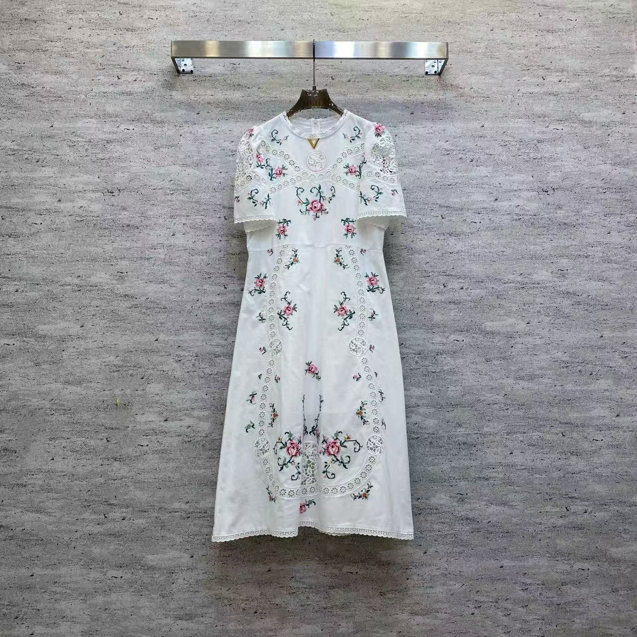 NO:819035,Va2026 Sp boutique dress - fine embroidered cotton and linen dress, breathable cotton and linen texture, comfortable and skin-friendly, exquisite floral embroidery with hollow lace, gentle and elegant, loose version slimming but not flattering, suitable for daily outings. Color white fabric: fine embroidered cotton and linen fabric smlxl, Valentino-clothing, valentino, skirts,19860909Va2026 Sp 精品连衣裙——精品刺绣棉麻连衣裙,透气棉麻质感舒适亲肤,精致花卉刺绣搭配镂空蕾丝,温柔优雅,宽松版型显瘦不挑身材,日常出游都很适配. 颜色白面料: 精品刺绣棉麻面料smlxl,华伦天奴-服装,valentino,skirts,,Women's clothing