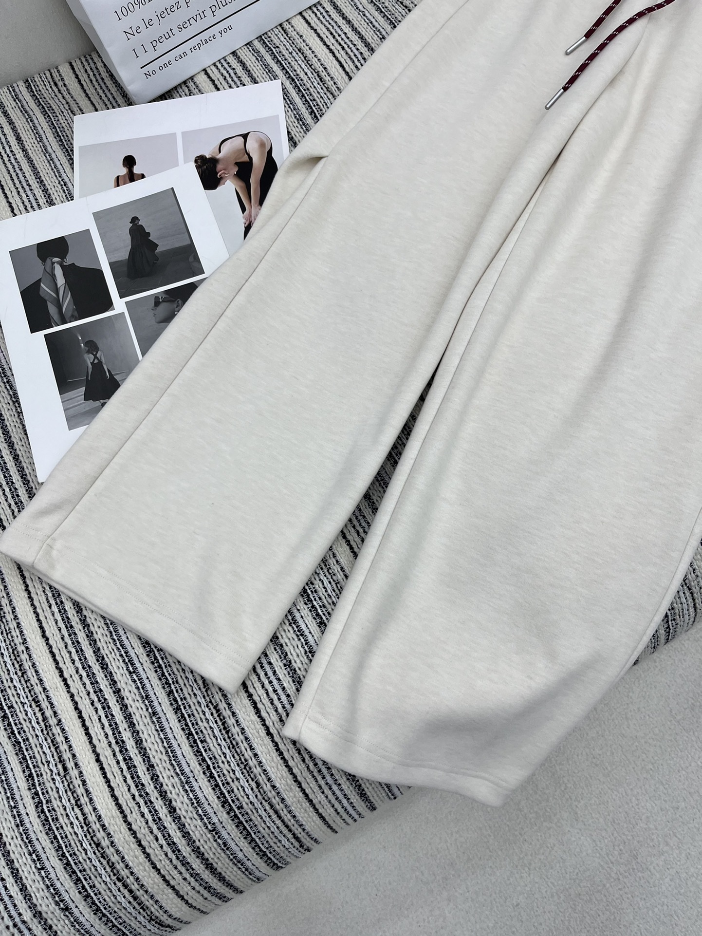 /爆款现货原单品质小众*24新品抽绳羊绒休闲裤定制版型极简主义法式优雅的气质风休闲又时髦!立体剪裁版型可