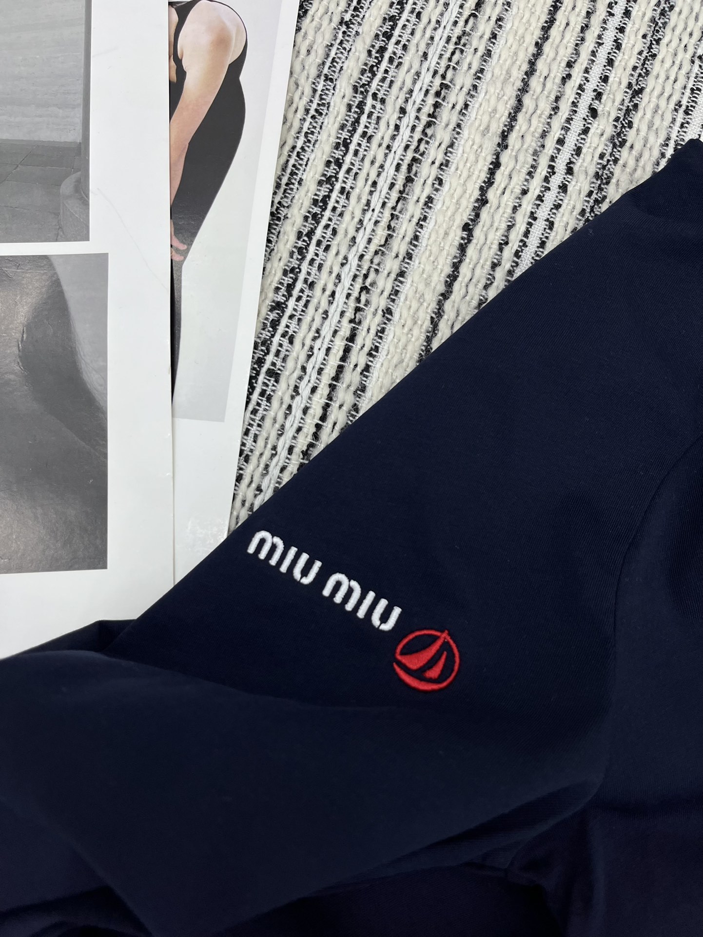 4/爆款现货原单品质MiuMi*2024新品短袖T恤领口螺纹设计饰以高品质刺绣工艺清雅脱俗减龄柔美一件成