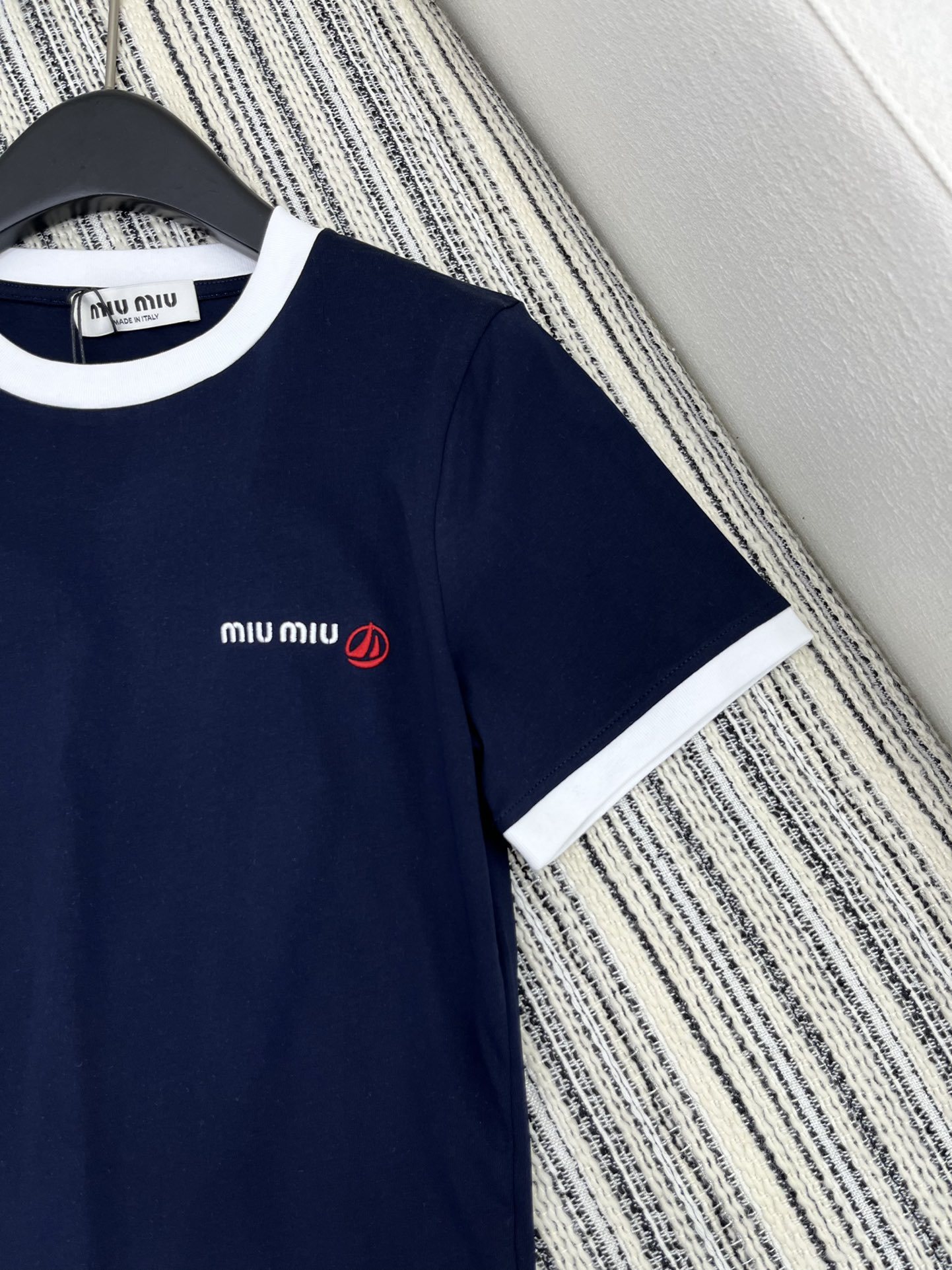4/爆款现货原单品质MiuMi*2024新品短袖T恤领口螺纹设计饰以高品质刺绣工艺清雅脱俗减龄柔美一件成