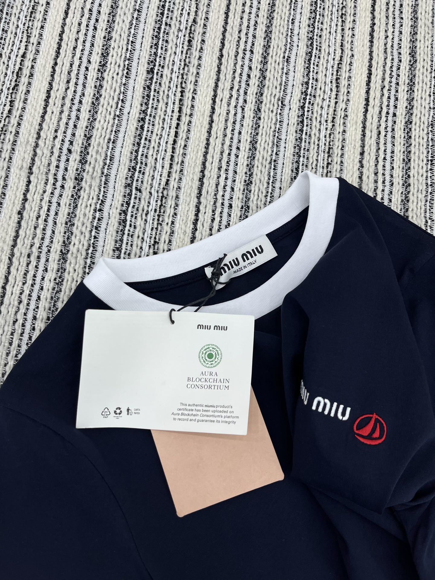 4/爆款现货原单品质MiuMi*2024新品短袖T恤领口螺纹设计饰以高品质刺绣工艺清雅脱俗减龄柔美一件成