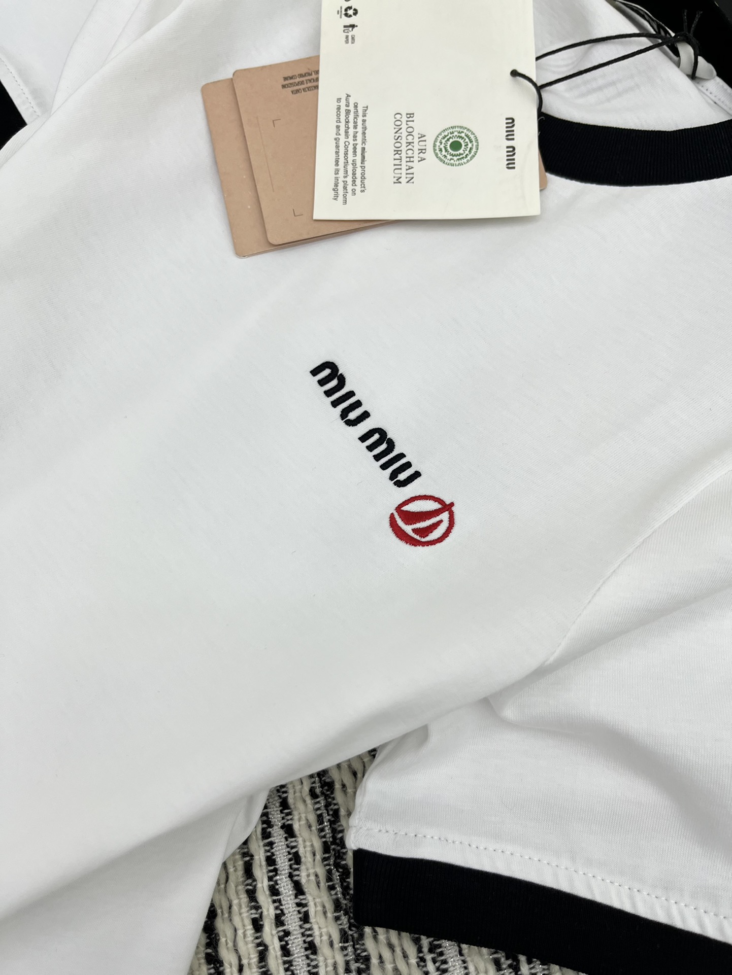 4/爆款现货原单品质MiuMi*2024新品短袖T恤领口螺纹设计饰以高品质刺绣工艺清雅脱俗减龄柔美一件成