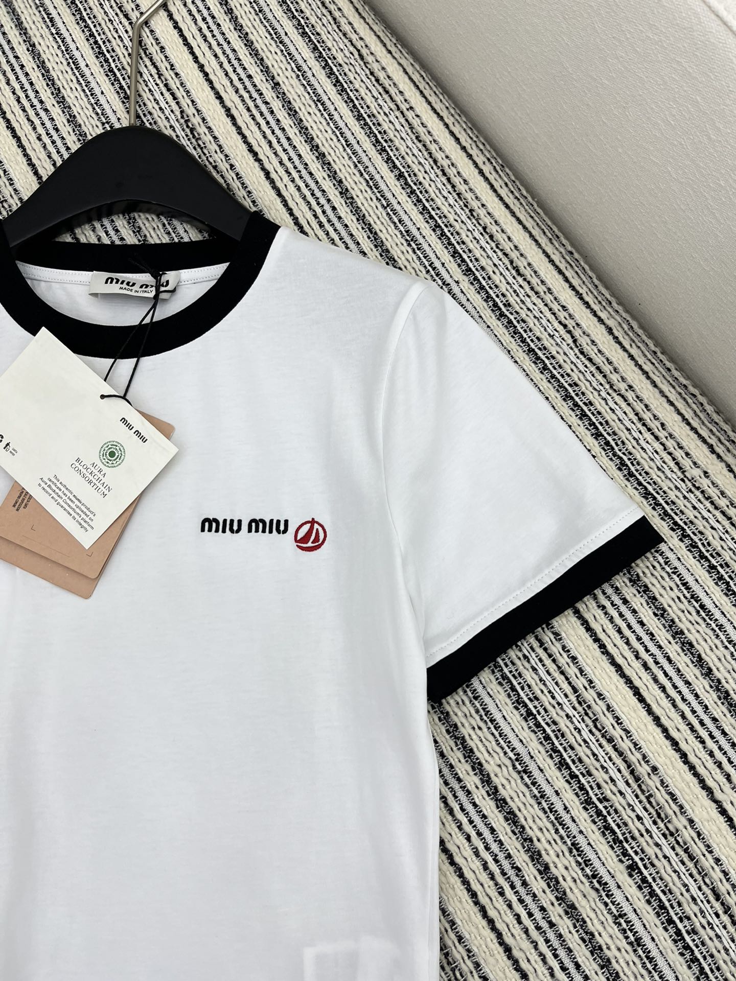 4/爆款现货原单品质MiuMi*2024新品短袖T恤领口螺纹设计饰以高品质刺绣工艺清雅脱俗减龄柔美一件成