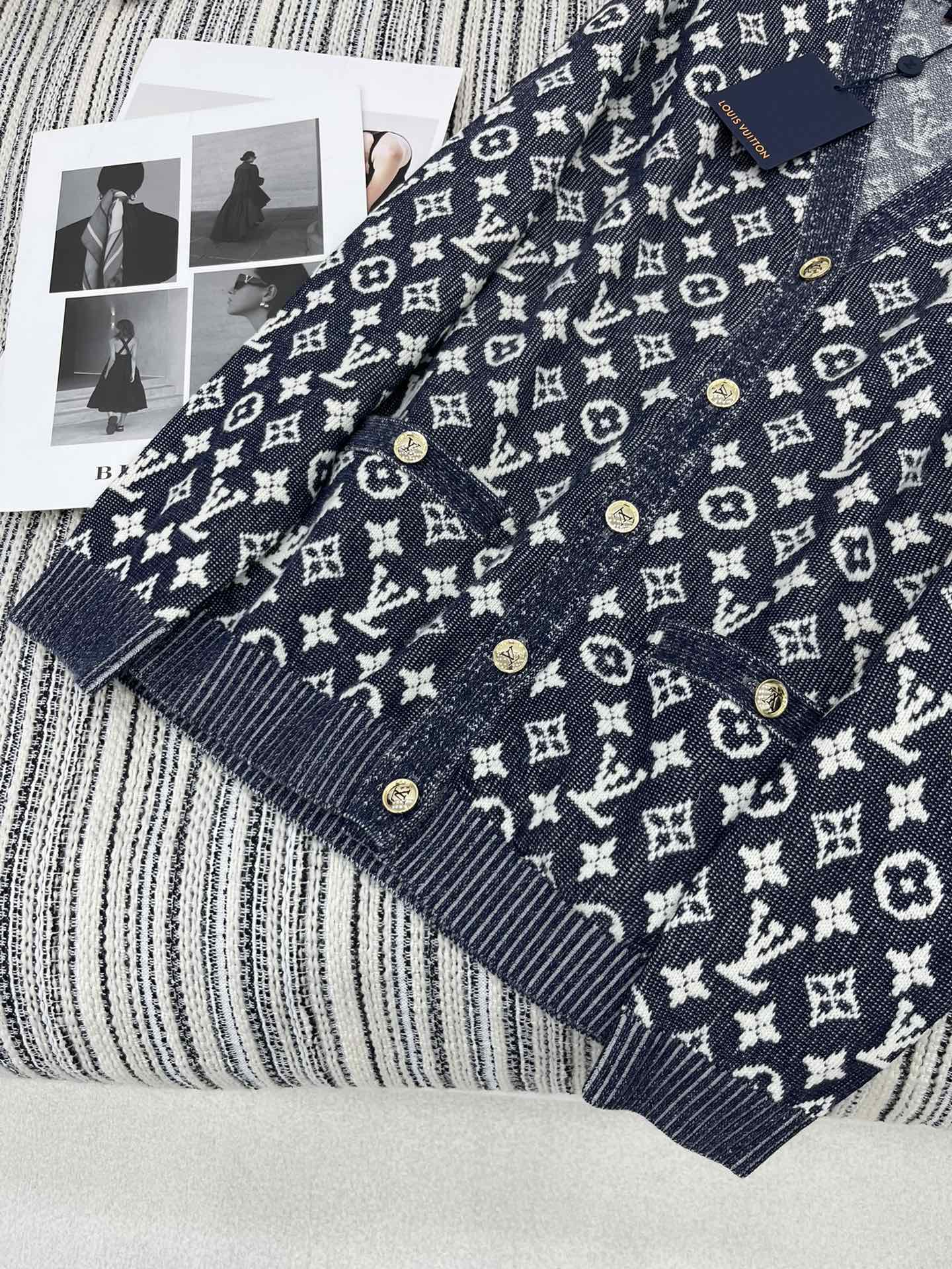 /爆款现货原单品质Lou*V24限定系列新品老花羊毛外套精致V领常规版型提花镶嵌表面肌里感很强视觉享受饱
