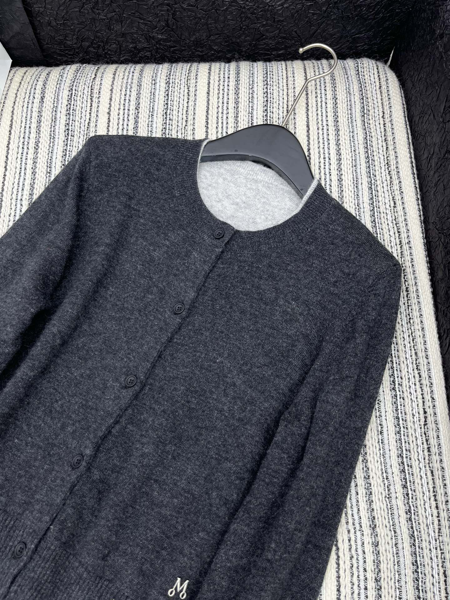 2024 Moco Women’s Suit: High-Quality, Lightweight Knit, Advanced Grey and Black. - 图片 3