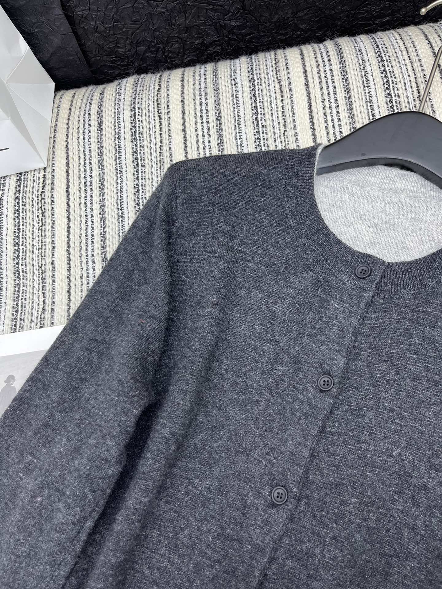 2024 Moco Women’s Suit: High-Quality, Lightweight Knit, Advanced Grey and Black. - 图片 4