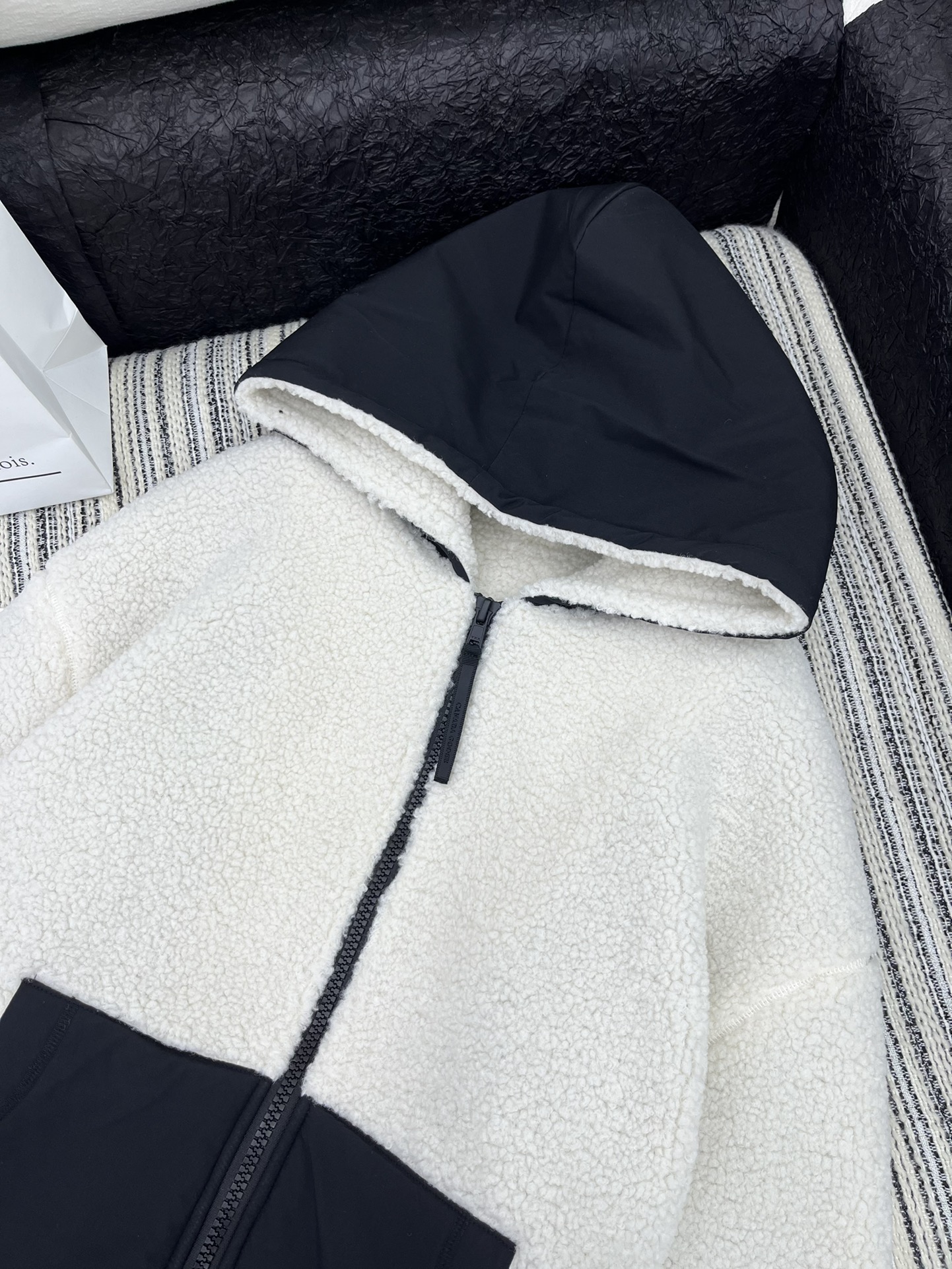 2024 New Lamb Mullah Cap Coat: High-End Women’s Clothing with Custom Design - 图片 3