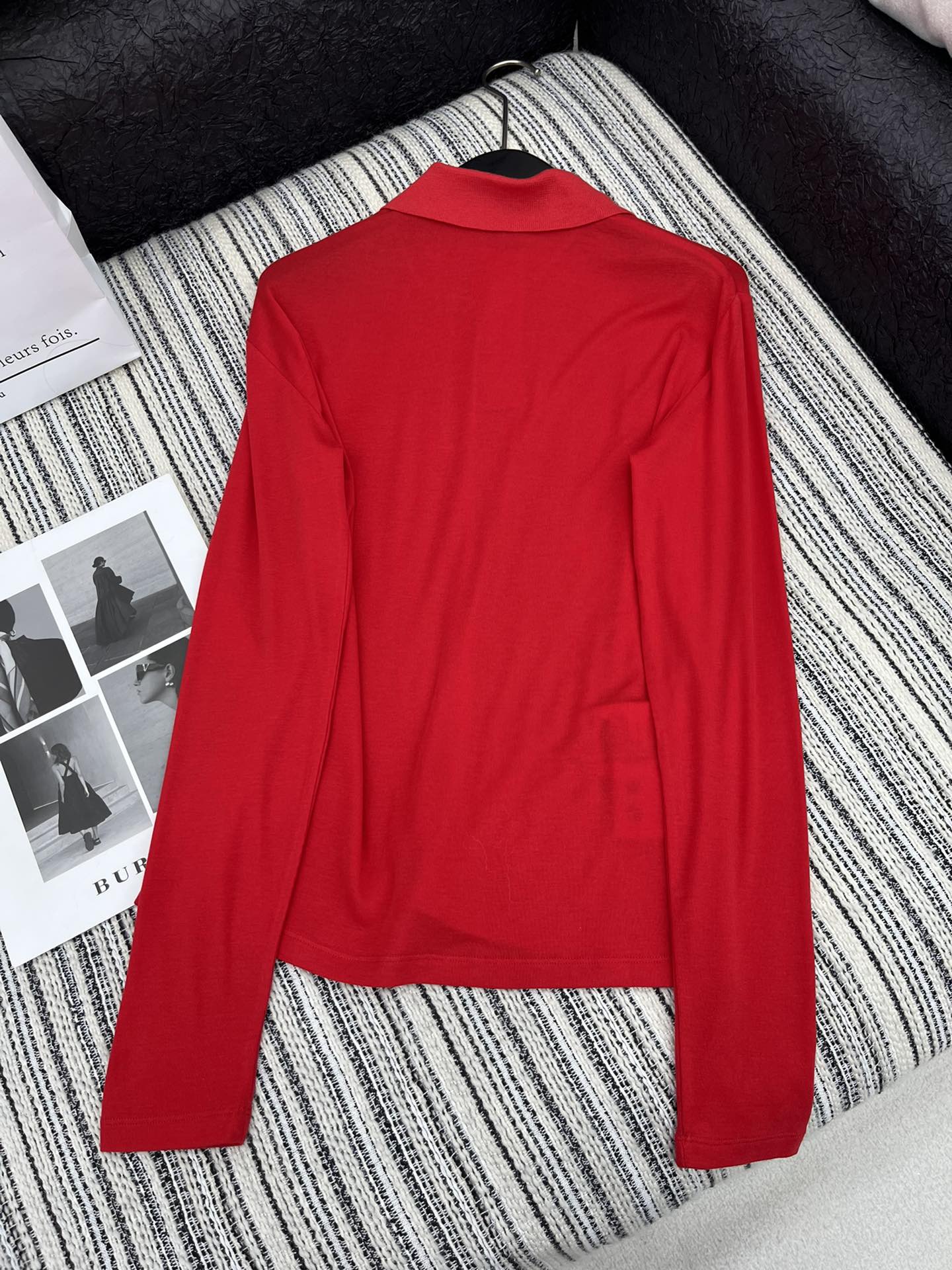🛒𝐍𝐄𝐖 · 𝟐𝟎𝟐5/爆款现货

【原版定制】Miu Mi*｜25早春专柜长袖棉质上衣
新年中国红 翻