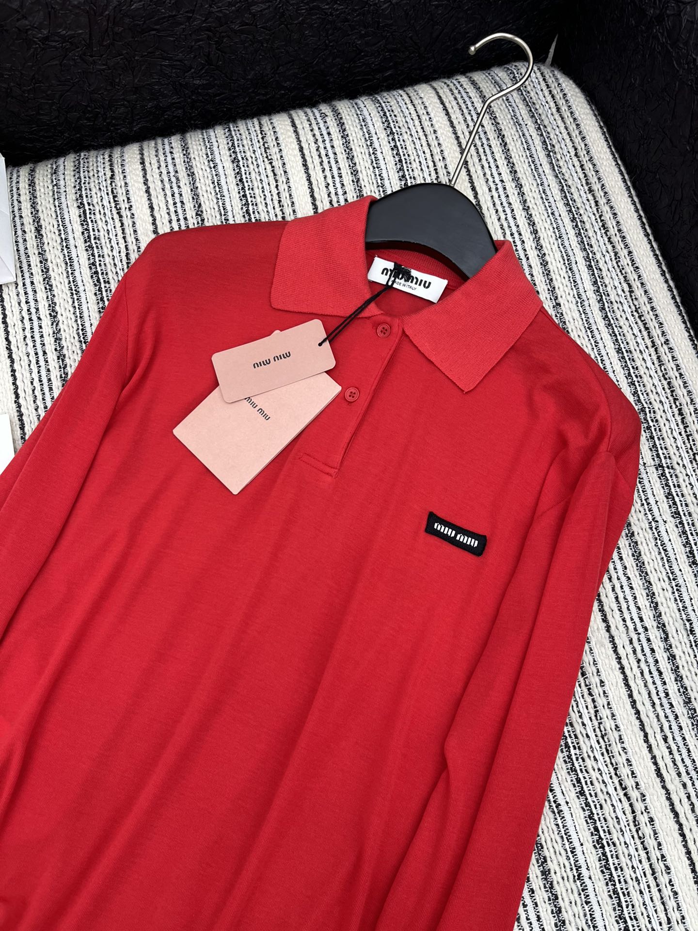 🛒𝐍𝐄𝐖 · 𝟐𝟎𝟐5/爆款现货

【原版定制】Miu Mi*｜25早春专柜长袖棉质上衣
新年中国红 翻