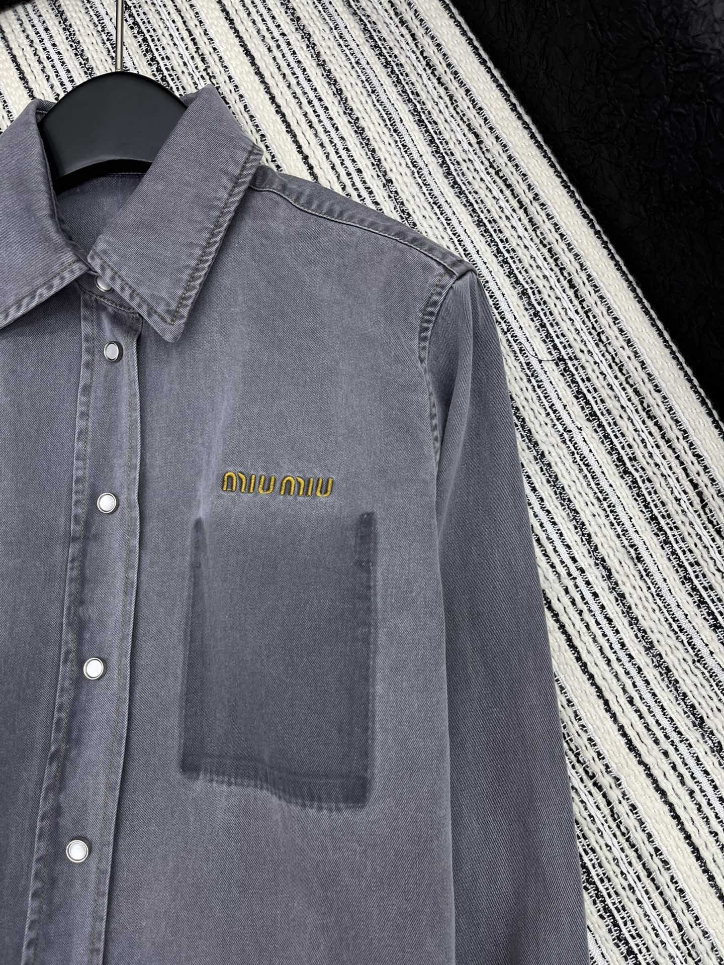 🛒𝐍𝐄𝐖 · 𝟐𝟎𝟐5/爆款现货

【原版定制】Miu Mi*｜25新款学院风格雷系穿搭牛仔系列款外套
