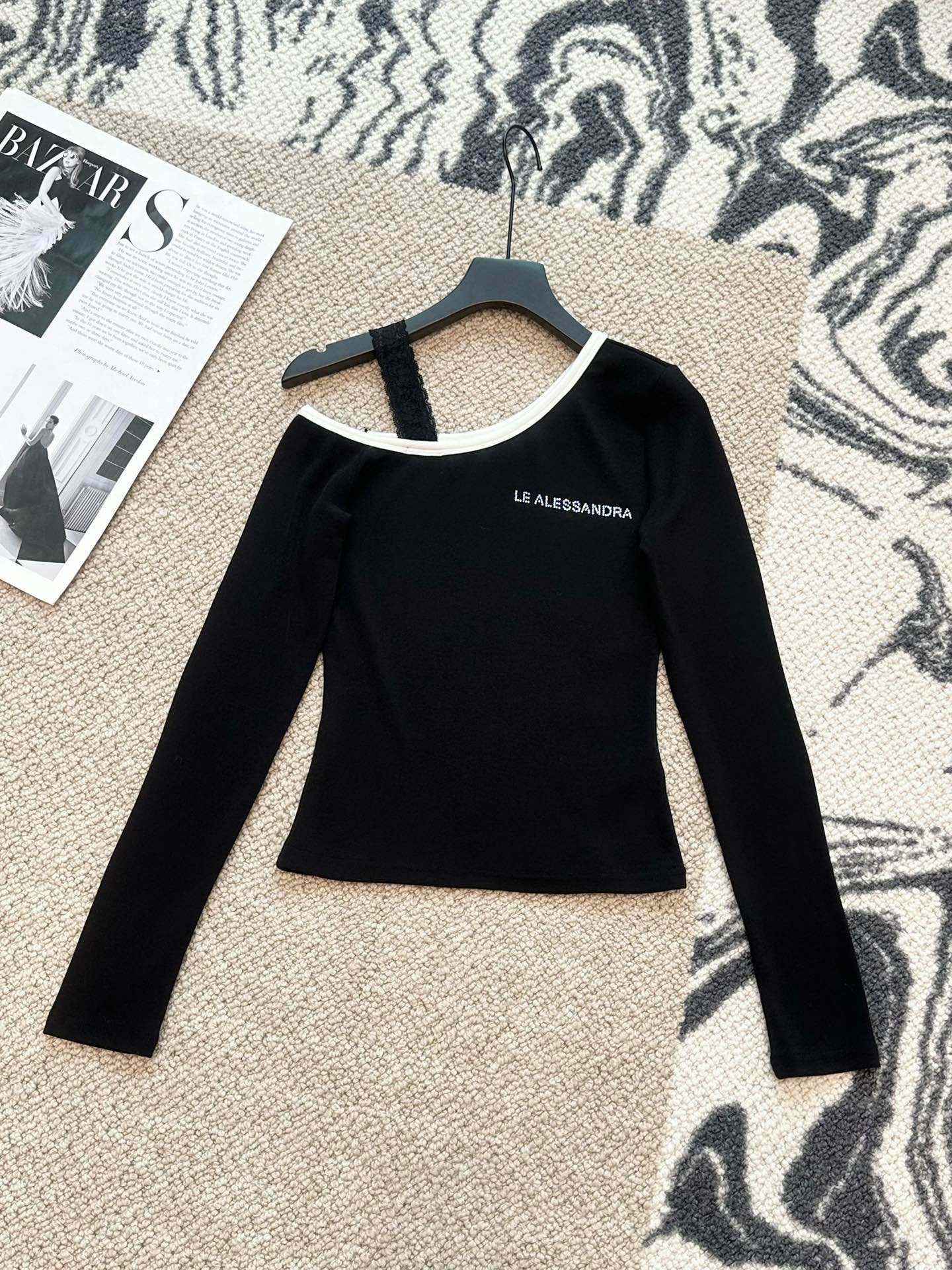 🛒𝐍𝐄𝐖 · 𝟐𝟎𝟐4/爆款现货

原单品质 小众｜2024新款打底衫
云感舒适的高弹力系列！
上身的触