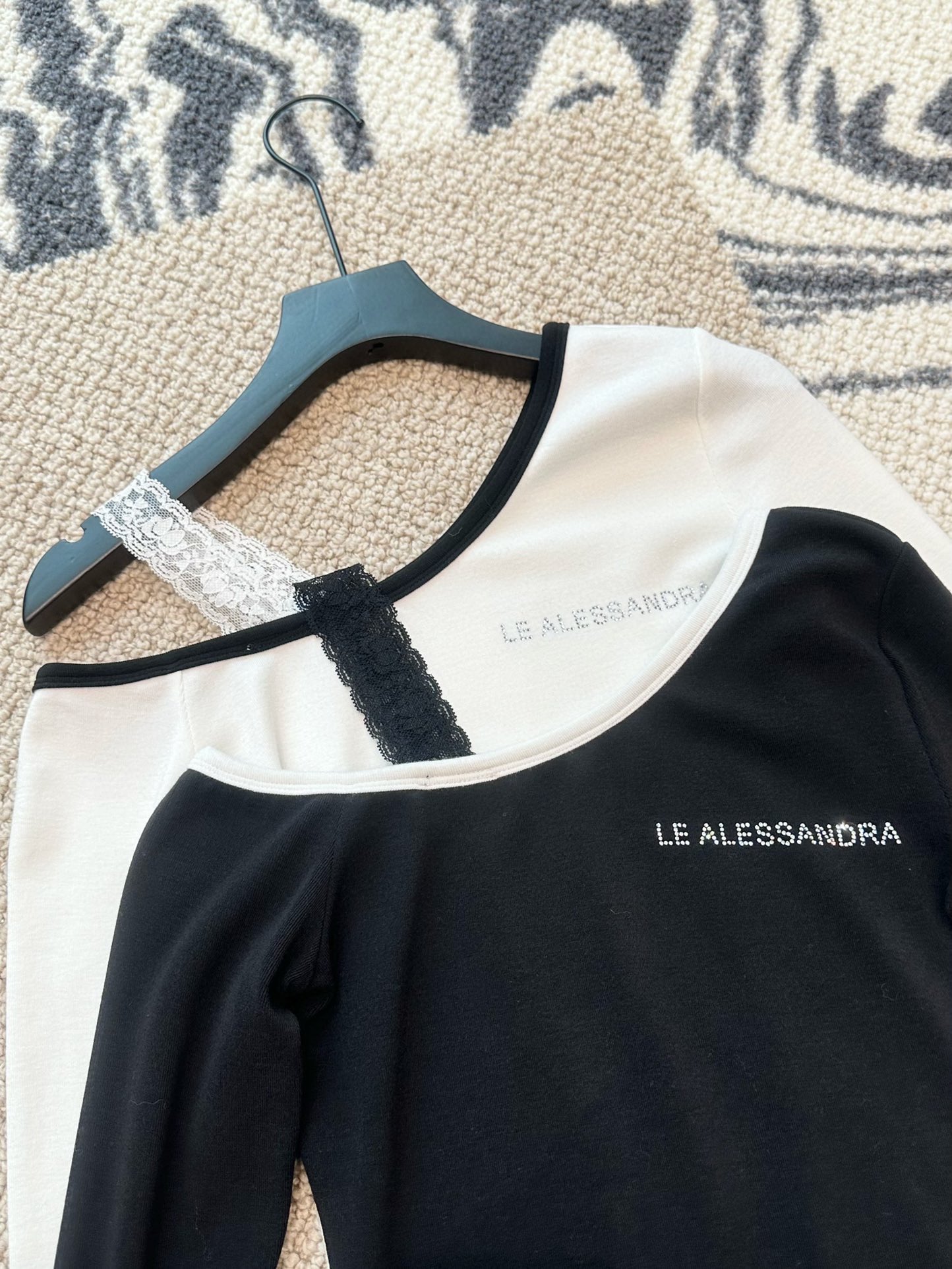 🛒𝐍𝐄𝐖 · 𝟐𝟎𝟐4/爆款现货

原单品质 小众｜2024新款打底衫
云感舒适的高弹力系列！
上身的触