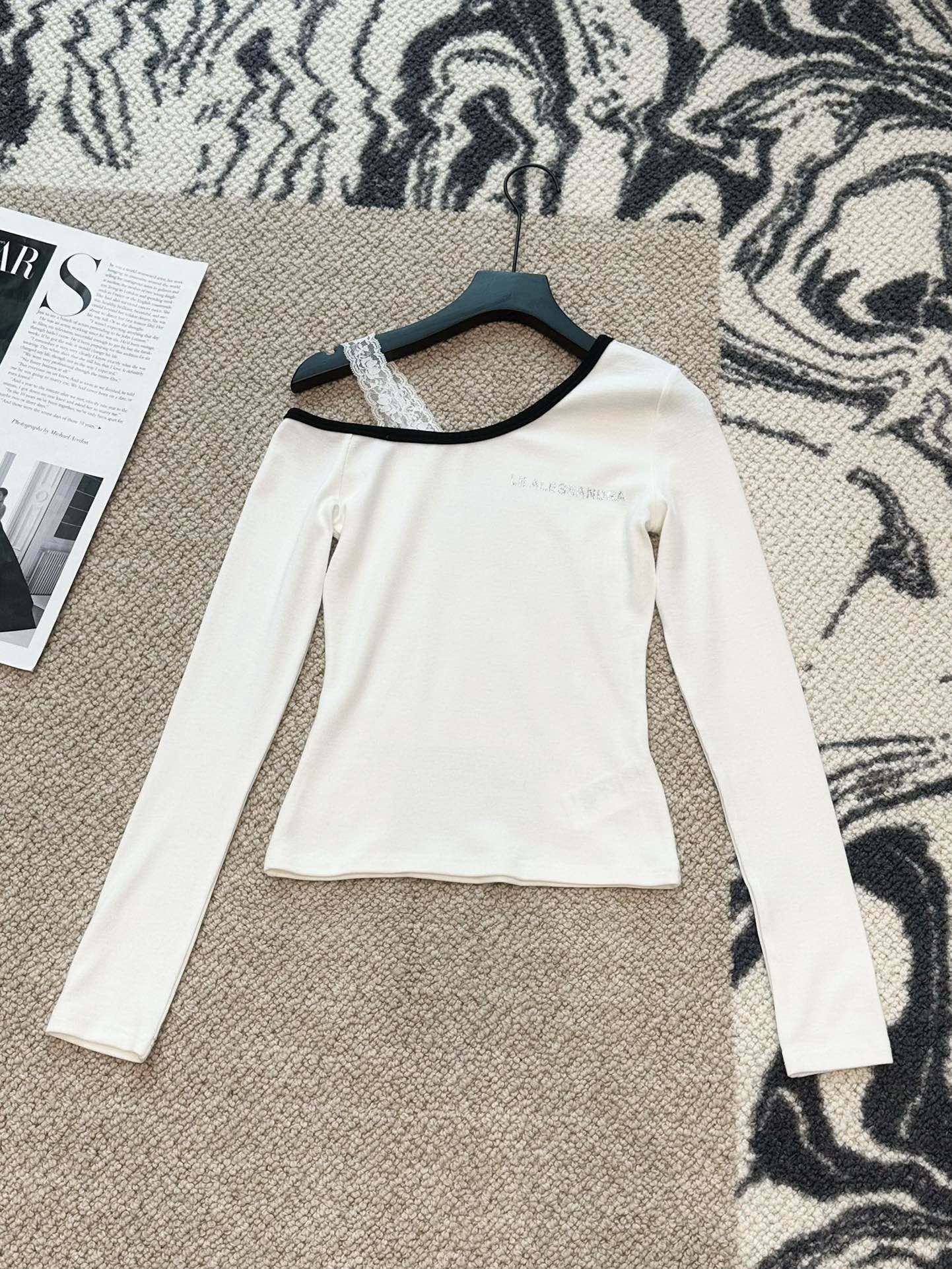 🛒𝐍𝐄𝐖 · 𝟐𝟎𝟐4/爆款现货

原单品质 小众｜2024新款打底衫
云感舒适的高弹力系列！
上身的触