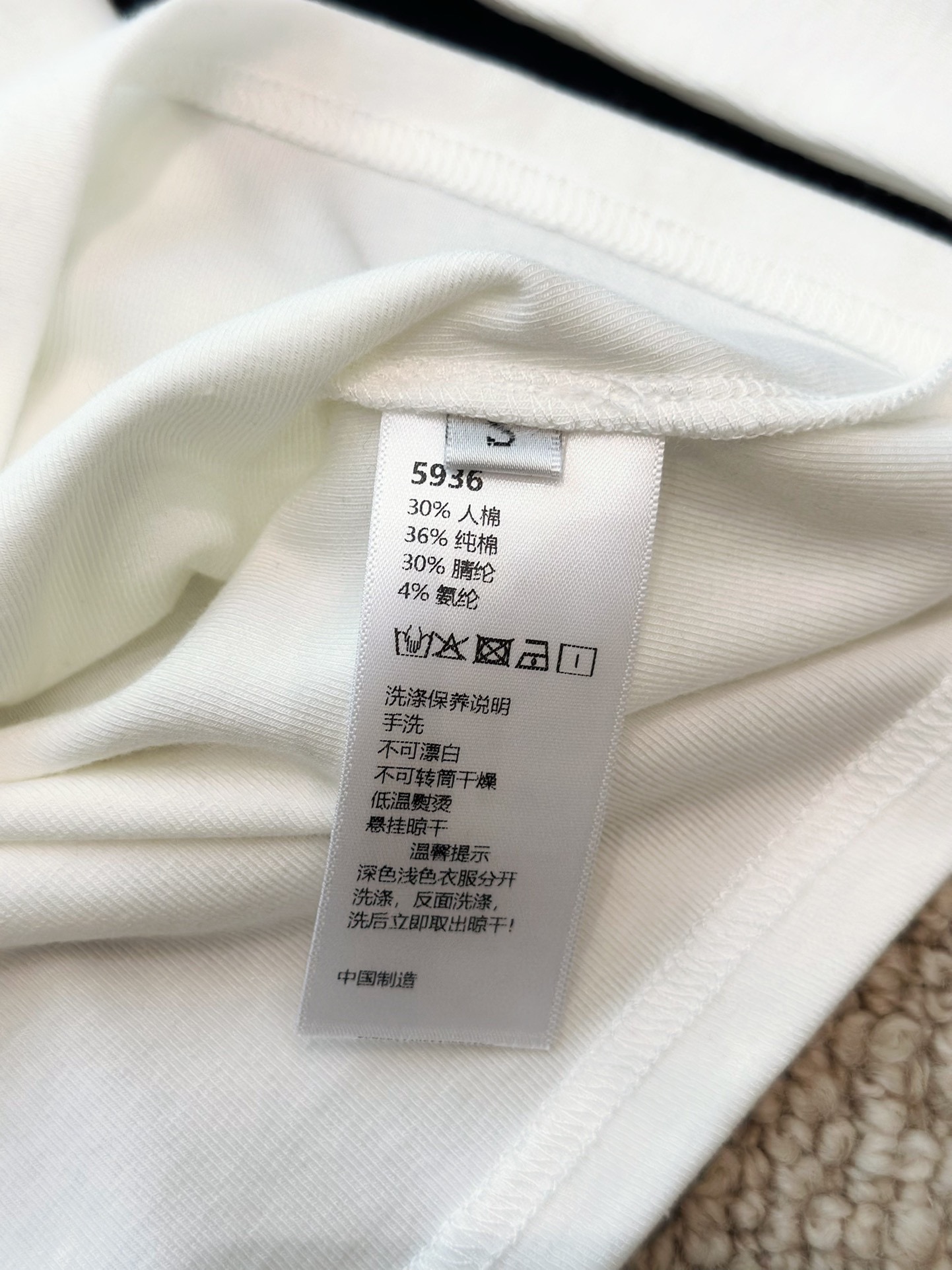 🛒𝐍𝐄𝐖 · 𝟐𝟎𝟐4/爆款现货

原单品质 小众｜2024新款打底衫
云感舒适的高弹力系列！
上身的触