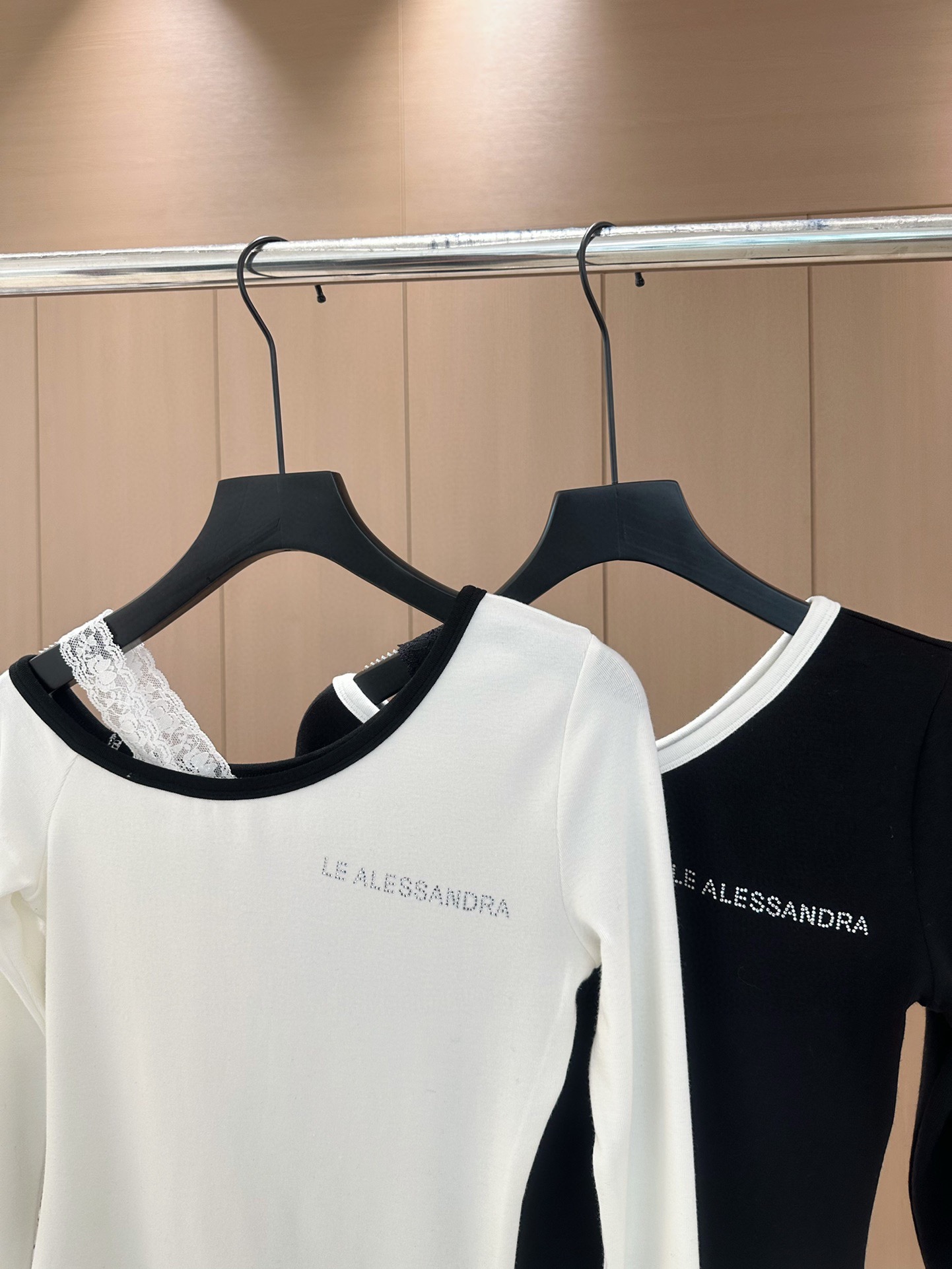 🛒𝐍𝐄𝐖 · 𝟐𝟎𝟐4/爆款现货

原单品质 小众｜2024新款打底衫
云感舒适的高弹力系列！
上身的触