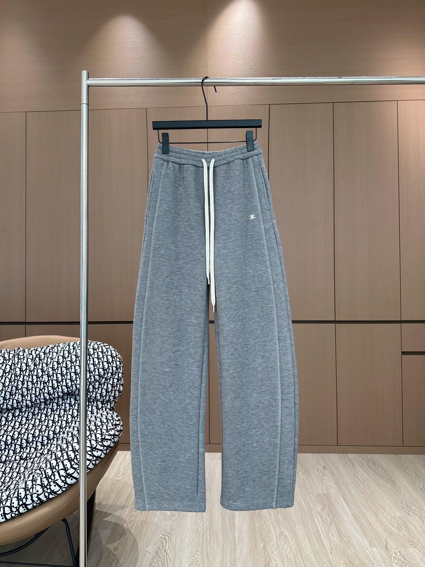 🛒𝐍𝐄𝐖 · 𝟐𝟎𝟐4/爆款现货

原单品质  Celin*｜24新款加绒休闲裤
重工抽绳松紧腰工艺  
