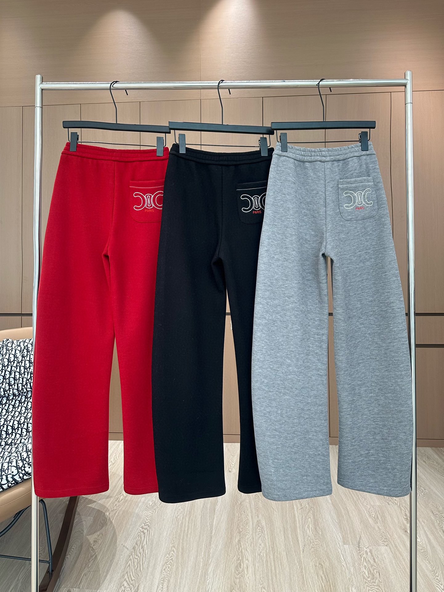 🛒𝐍𝐄𝐖 · 𝟐𝟎𝟐4/爆款现货

原单品质  Celin*｜24新款加绒休闲裤
重工抽绳松紧腰工艺  