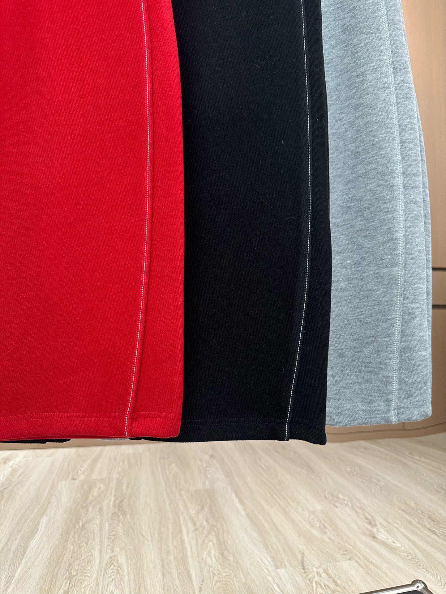 🛒𝐍𝐄𝐖 · 𝟐𝟎𝟐4/爆款现货

原单品质  Celin*｜24新款加绒休闲裤
重工抽绳松紧腰工艺  