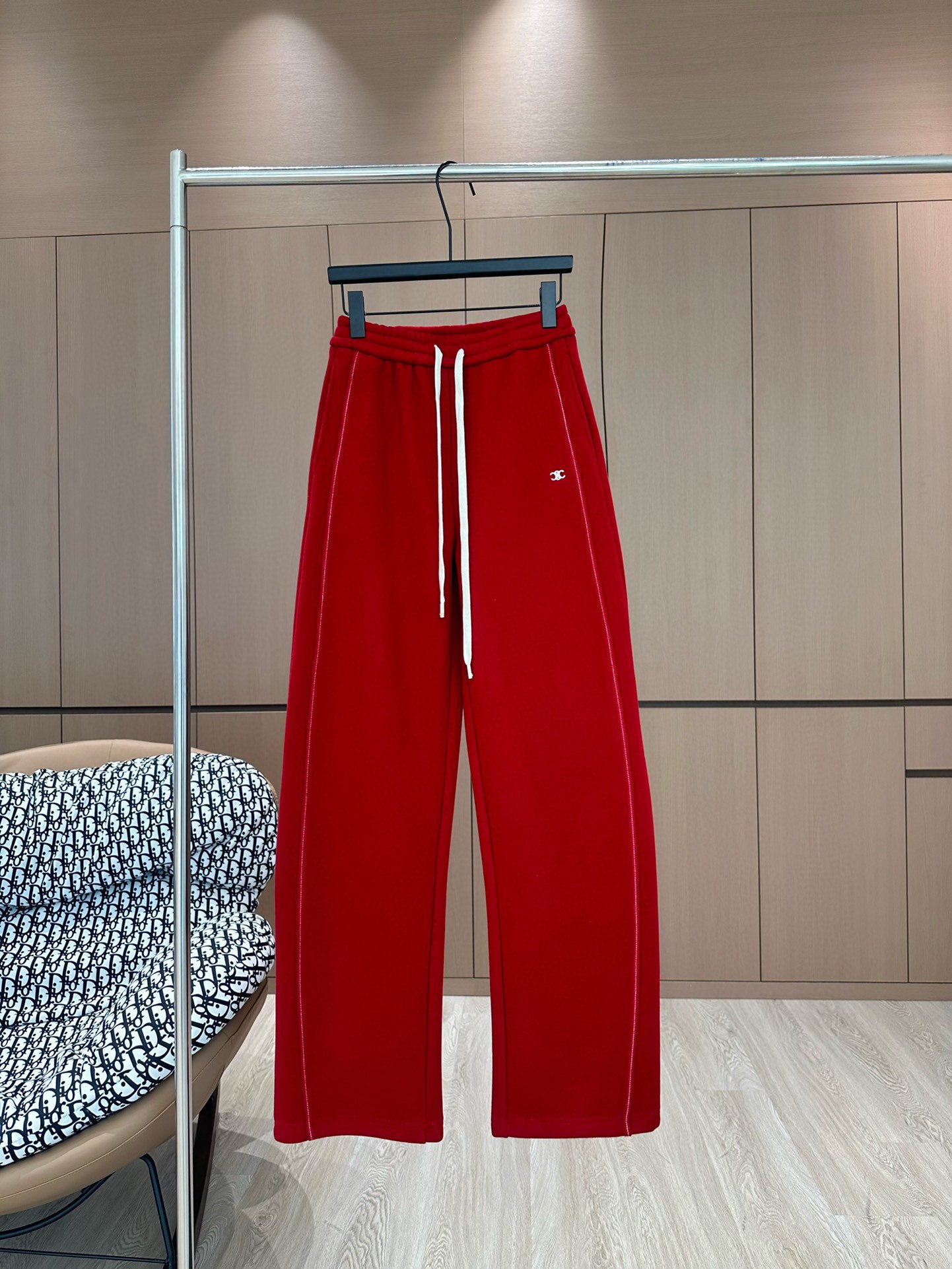 🛒𝐍𝐄𝐖 · 𝟐𝟎𝟐4/爆款现货

原单品质  Celin*｜24新款加绒休闲裤
重工抽绳松紧腰工艺  