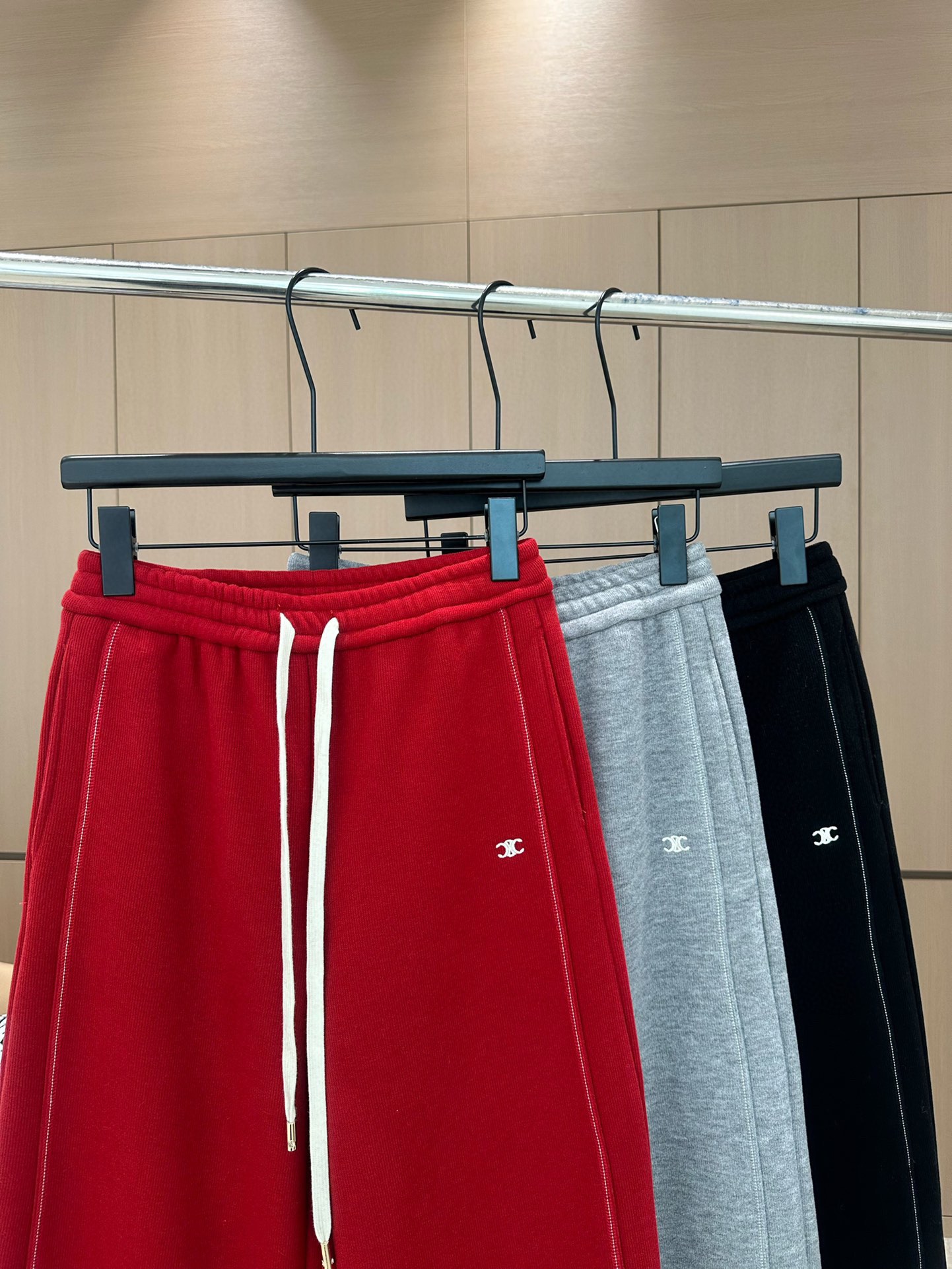 🛒𝐍𝐄𝐖 · 𝟐𝟎𝟐4/爆款现货

原单品质  Celin*｜24新款加绒休闲裤
重工抽绳松紧腰工艺  