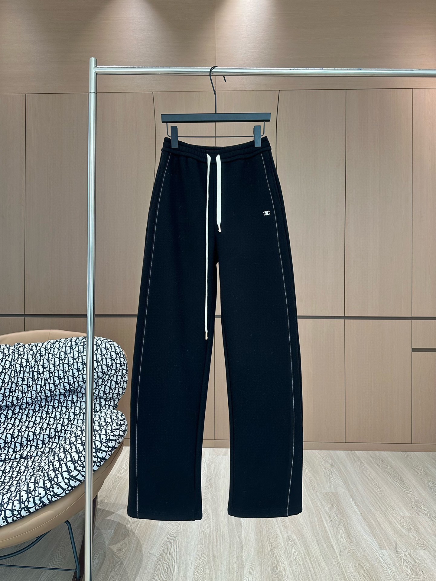 🛒𝐍𝐄𝐖 · 𝟐𝟎𝟐4/爆款现货

原单品质  Celin*｜24新款加绒休闲裤
重工抽绳松紧腰工艺  