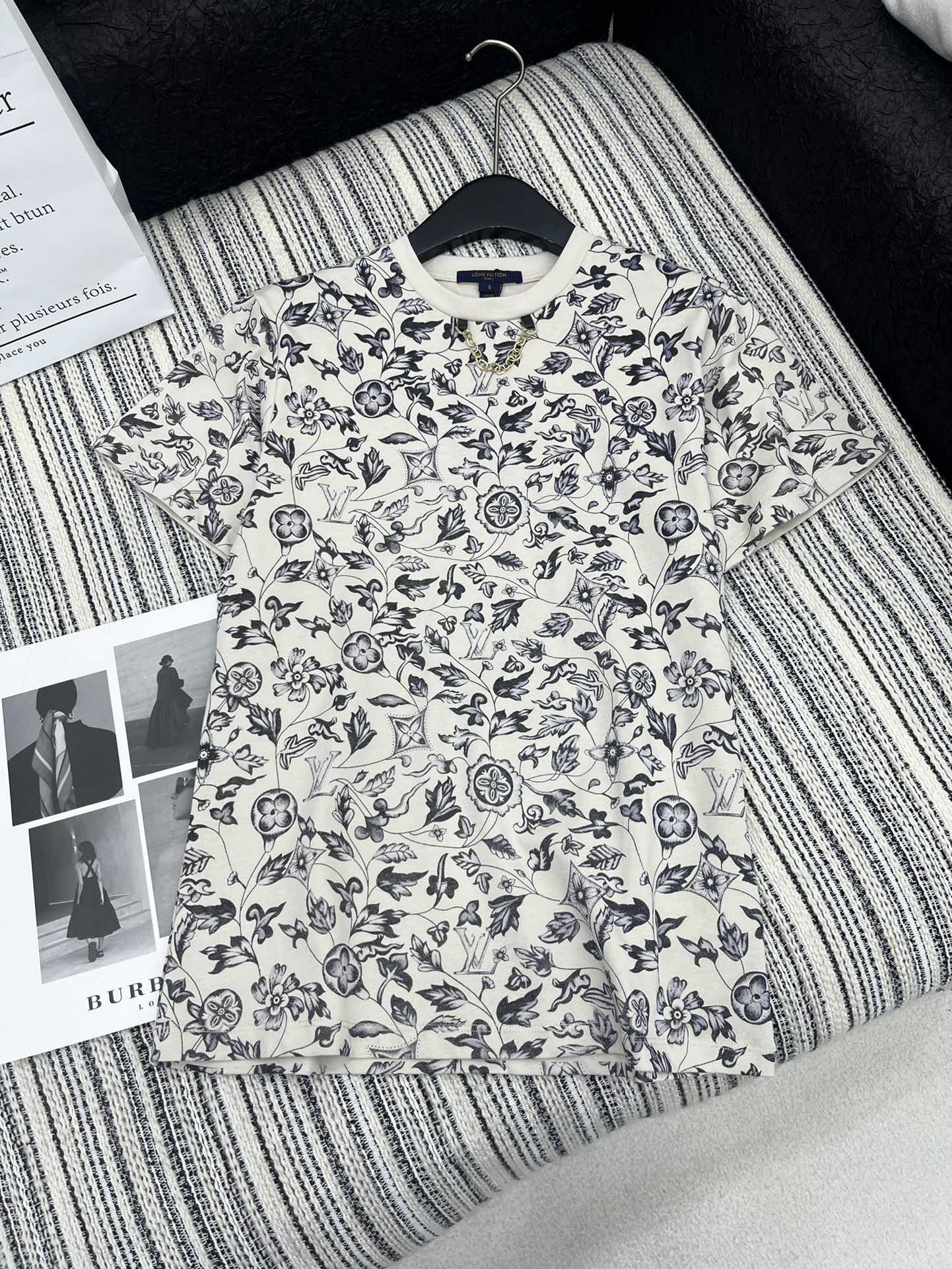 🛒𝐍𝐄𝐖 · 𝟐𝟎𝟐5/爆款现货

原单品质  Lou* V｜2025新品圆领印花𝑇𝑒𝑒
定制YB斜纹全