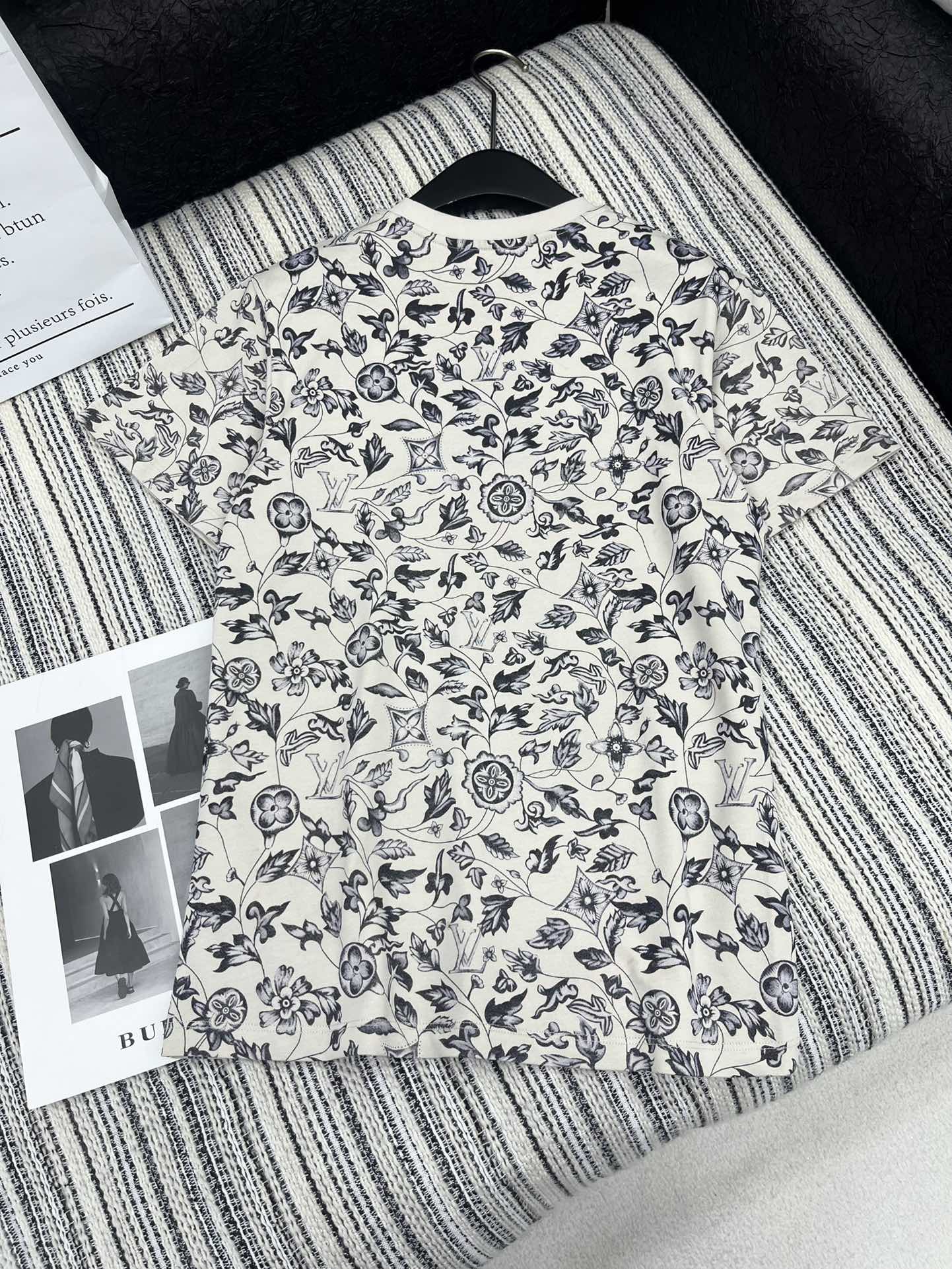 🛒𝐍𝐄𝐖 · 𝟐𝟎𝟐5/爆款现货

原单品质  Lou* V｜2025新品圆领印花𝑇𝑒𝑒
定制YB斜纹全