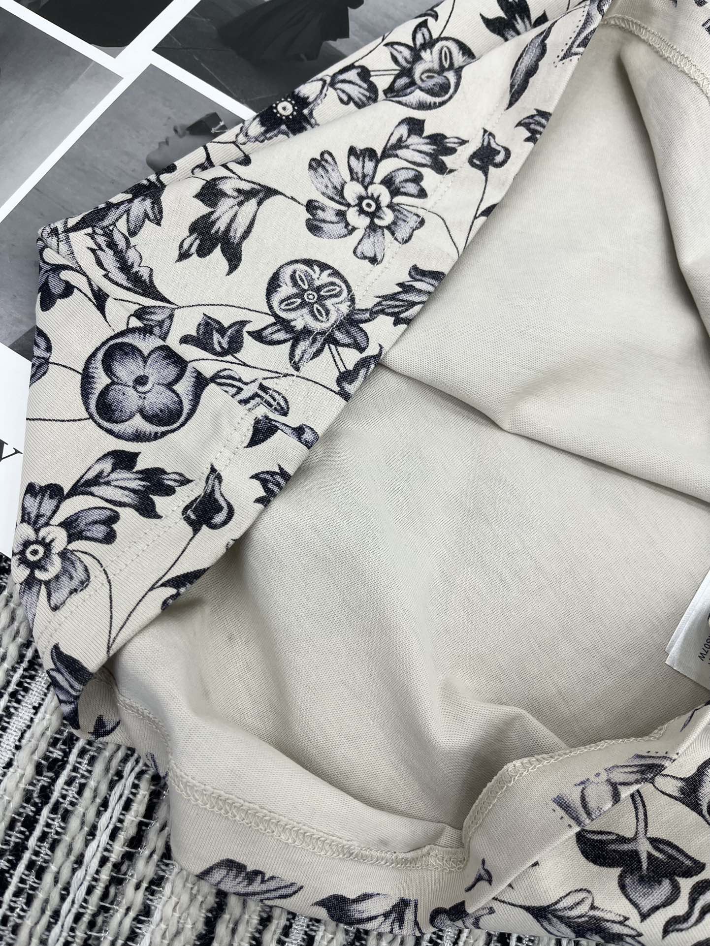 🛒𝐍𝐄𝐖 · 𝟐𝟎𝟐5/爆款现货

原单品质  Lou* V｜2025新品圆领印花𝑇𝑒𝑒
定制YB斜纹全