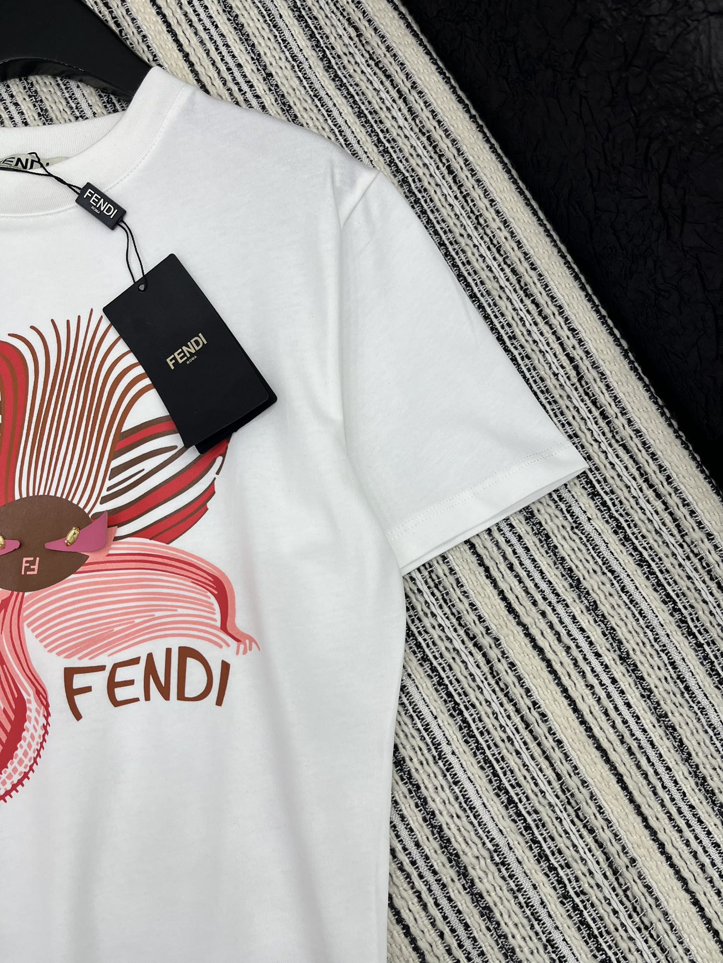 🛒𝐍𝐄𝐖 · 𝟐𝟎𝟐5/爆款现货

原单品质 Fendi*｜2025早春新品圆领短袖𝑇𝑒𝑒
定制YB棉材