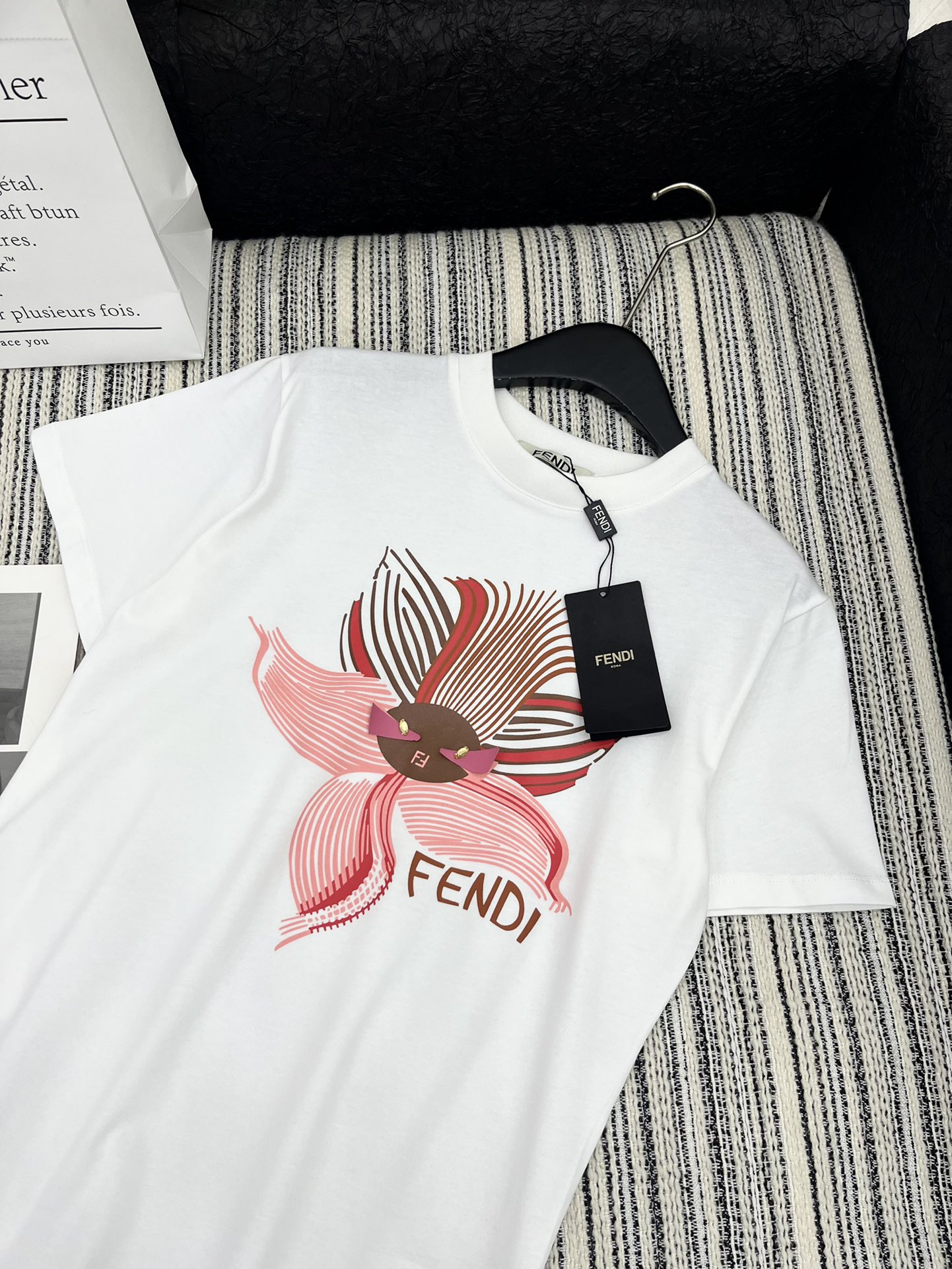 🛒𝐍𝐄𝐖 · 𝟐𝟎𝟐5/爆款现货

原单品质 Fendi*｜2025早春新品圆领短袖𝑇𝑒𝑒
定制YB棉材