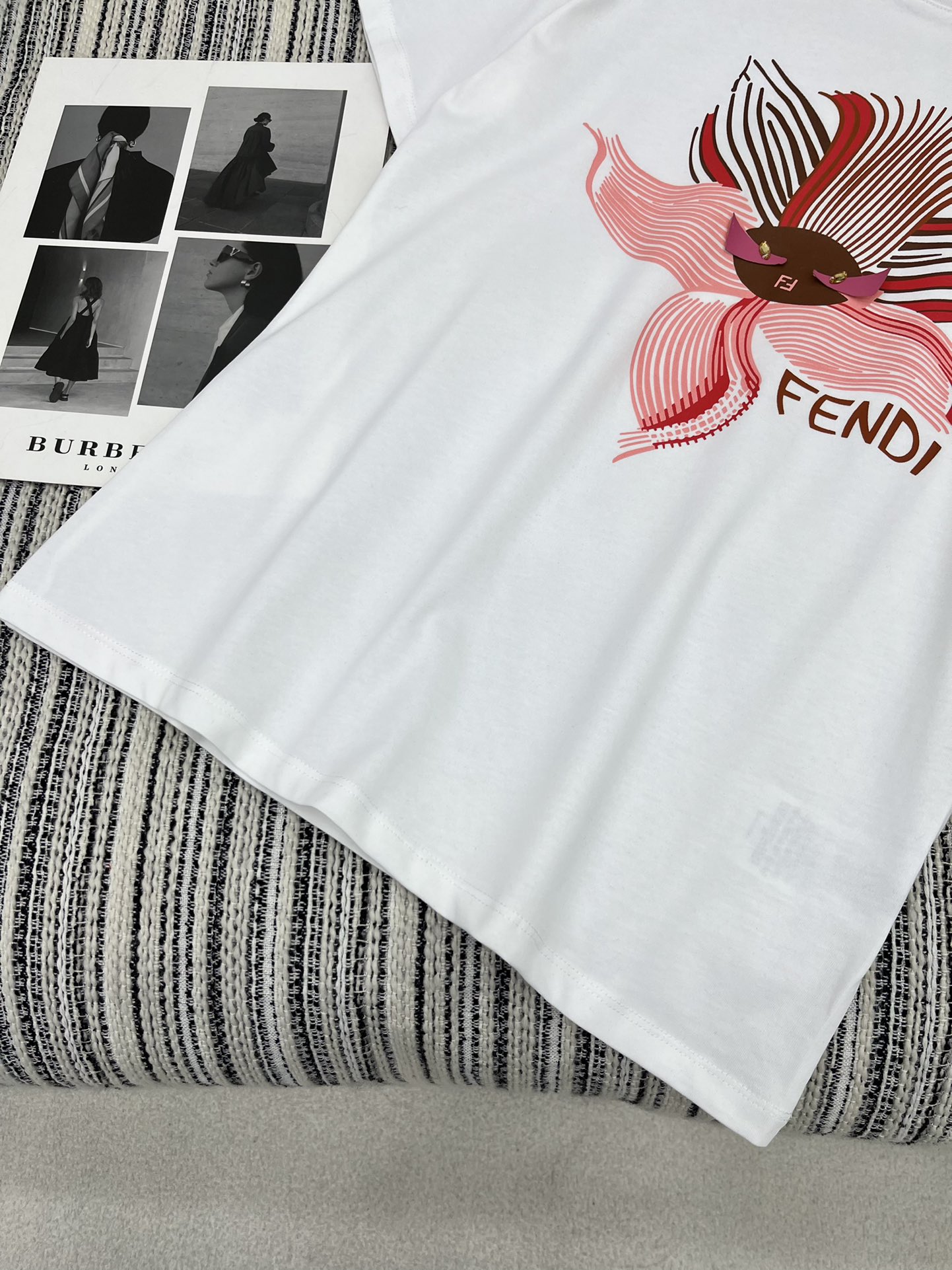 🛒𝐍𝐄𝐖 · 𝟐𝟎𝟐5/爆款现货

原单品质 Fendi*｜2025早春新品圆领短袖𝑇𝑒𝑒
定制YB棉材
