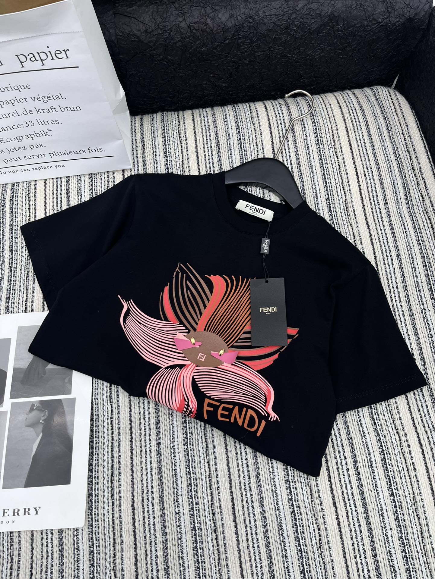 🛒𝐍𝐄𝐖 · 𝟐𝟎𝟐5/爆款现货

原单品质 Fendi*｜2025早春新品圆领短袖𝑇𝑒𝑒
定制YB棉材
