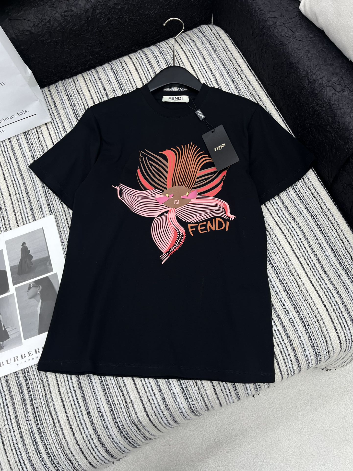 🛒𝐍𝐄𝐖 · 𝟐𝟎𝟐5/爆款现货

原单品质 Fendi*｜2025早春新品圆领短袖𝑇𝑒𝑒
定制YB棉材