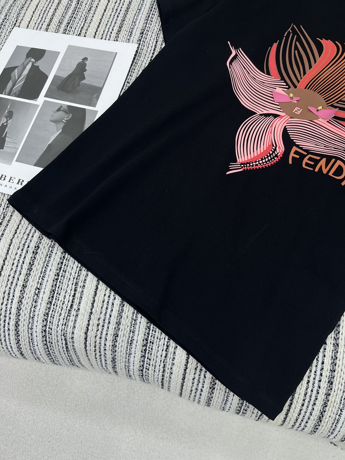 🛒𝐍𝐄𝐖 · 𝟐𝟎𝟐5/爆款现货

原单品质 Fendi*｜2025早春新品圆领短袖𝑇𝑒𝑒
定制YB棉材