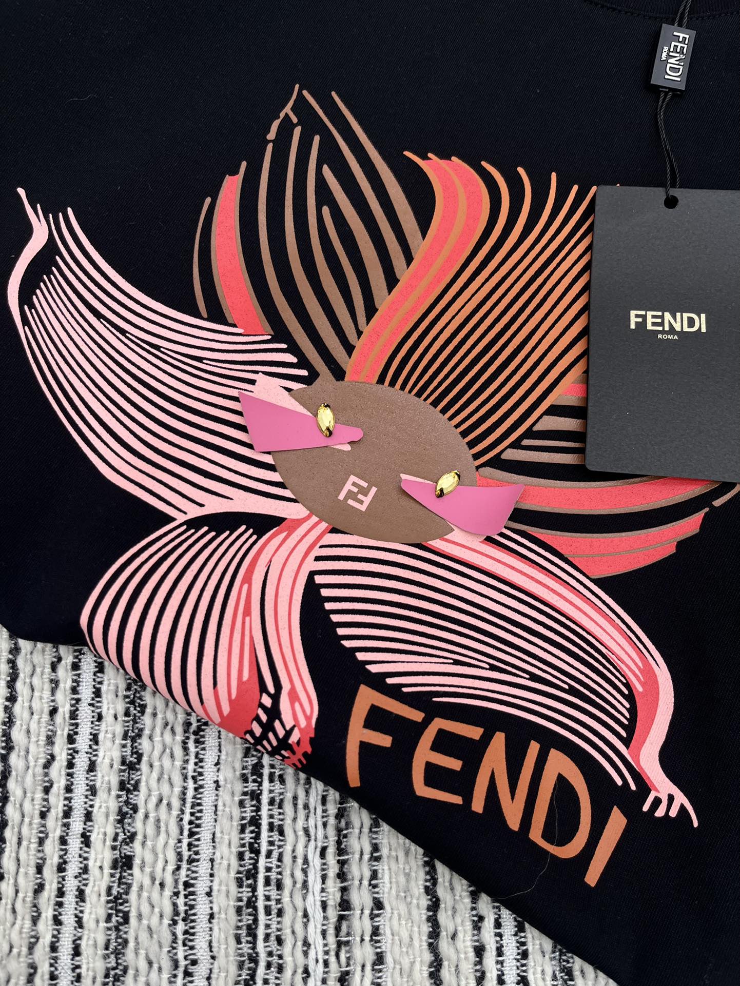 🛒𝐍𝐄𝐖 · 𝟐𝟎𝟐5/爆款现货

原单品质 Fendi*｜2025早春新品圆领短袖𝑇𝑒𝑒
定制YB棉材