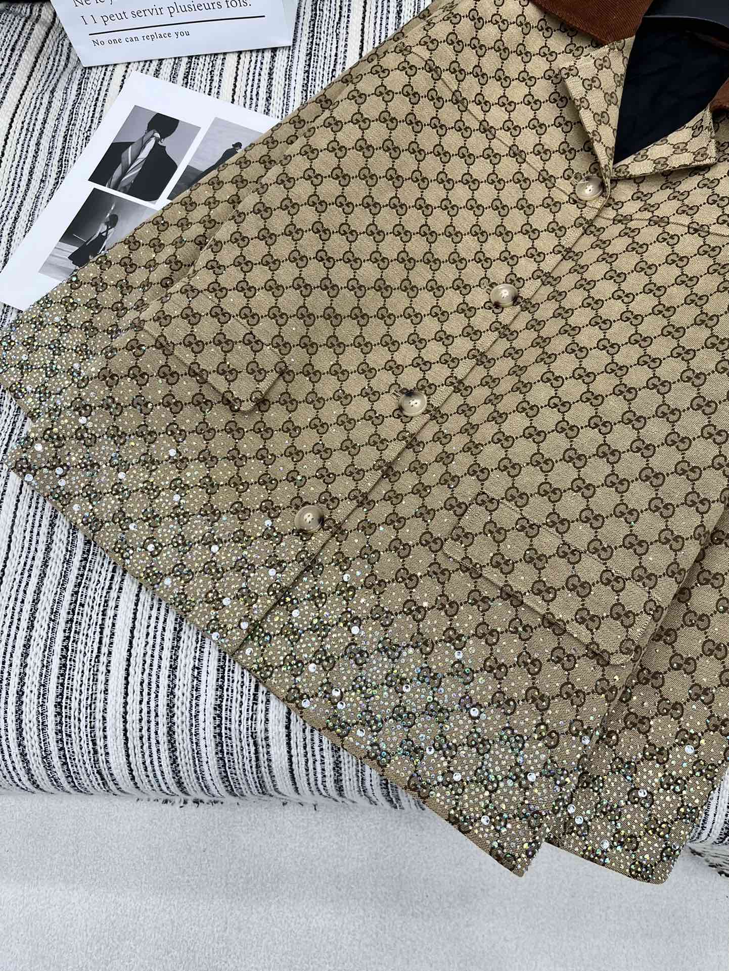 🛒𝐍𝐄𝐖 · 𝟐𝟎𝟐4/爆款

原单品质 Gucc*｜ 2024新品GG烫钻夹棉西装外套
内衬菱格夹棉 